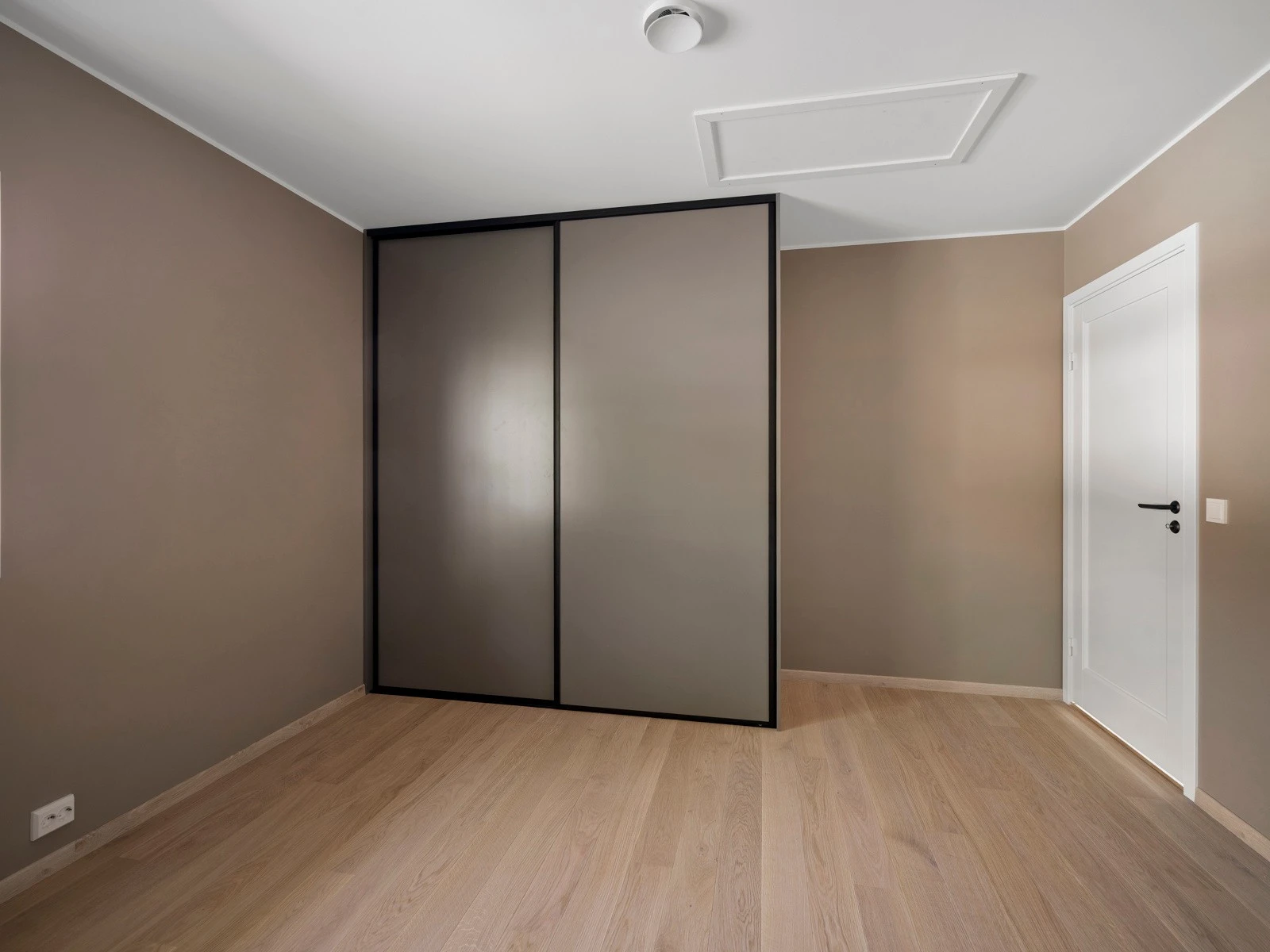 Soverommet har skyvedørsgarderobe. Galleribilde