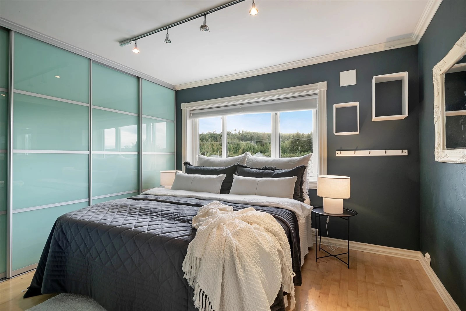 Hovedsoverom med godt med skapplass. Galleribilde