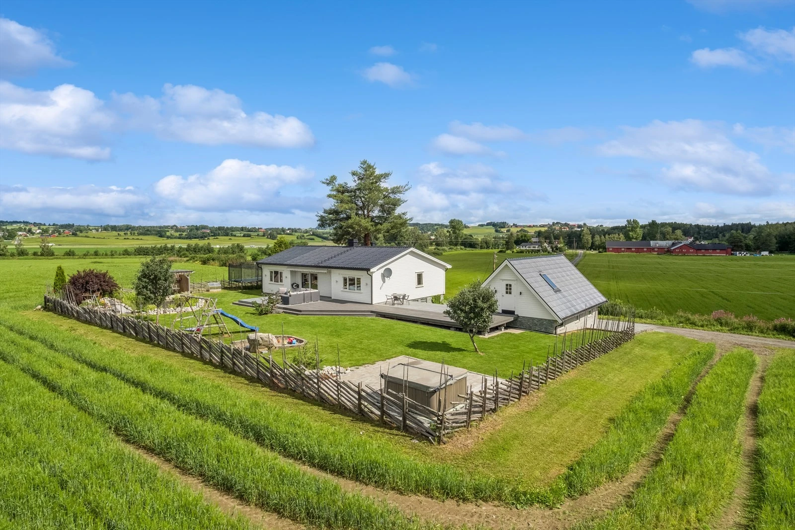 En familievennlig enebolig beliggende skjermet til i landlige og grønne omgivelser. Galleribilde