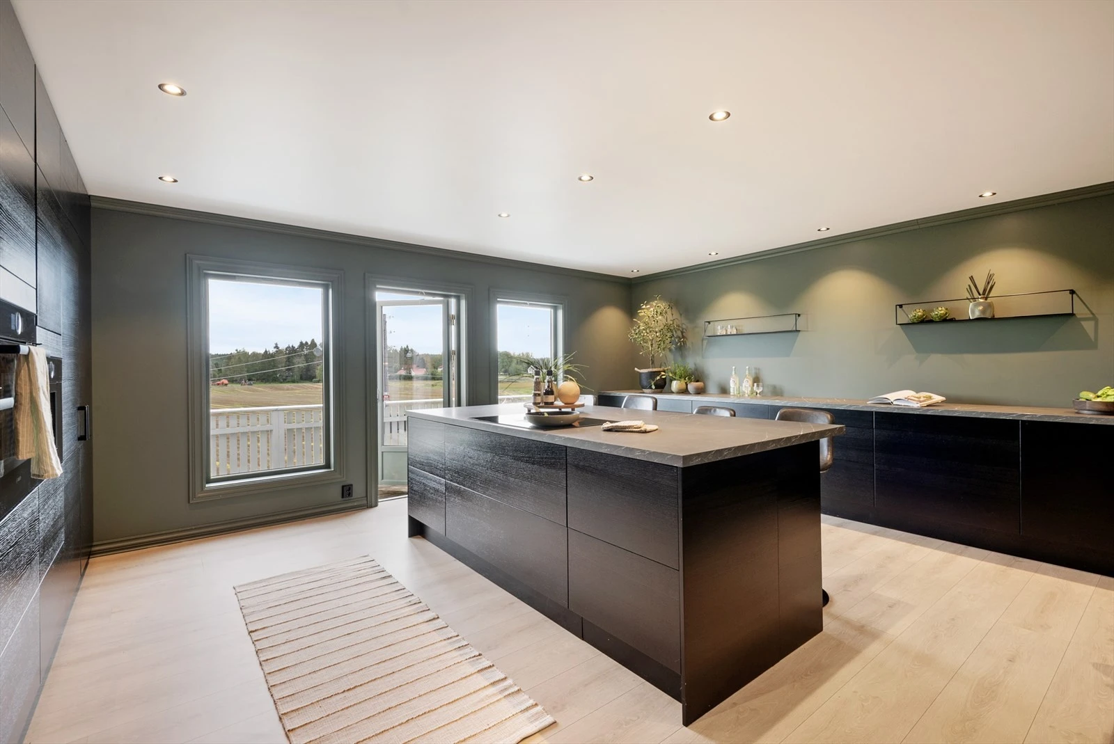 Svært romslig separat kjøkken oppusset i 2021. Galleribilde