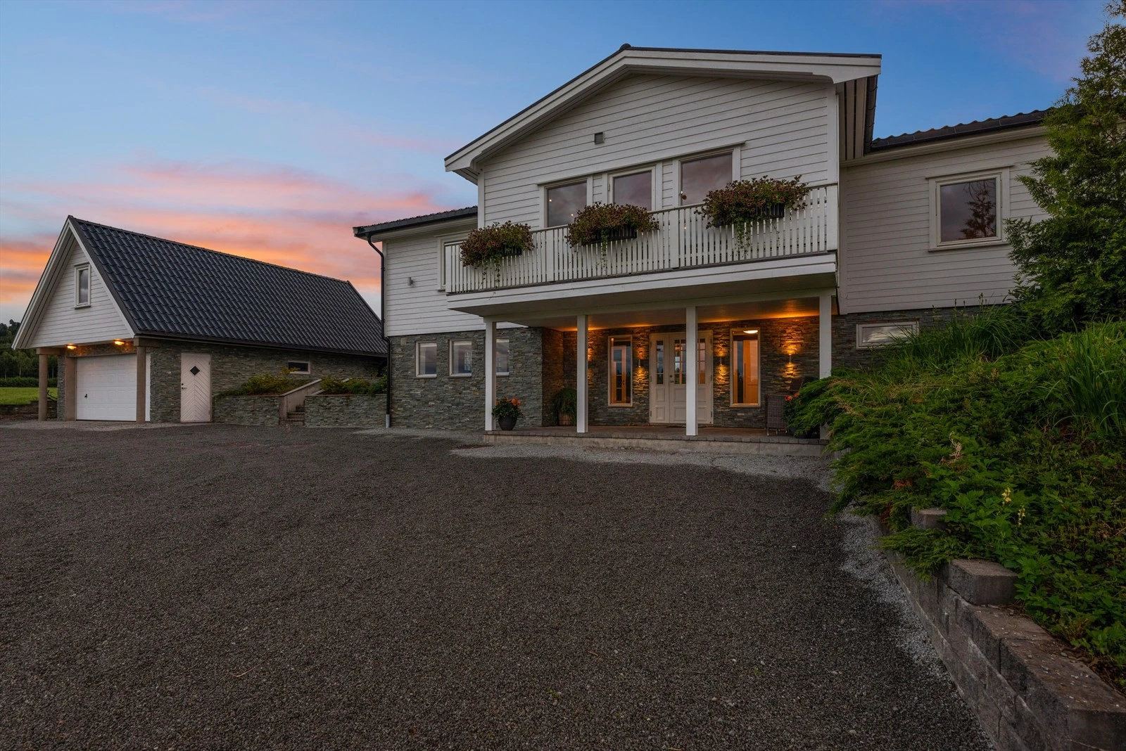 Eiendommen ble utvidet med tilbygg og ny garasje i 2001. Galleribilde