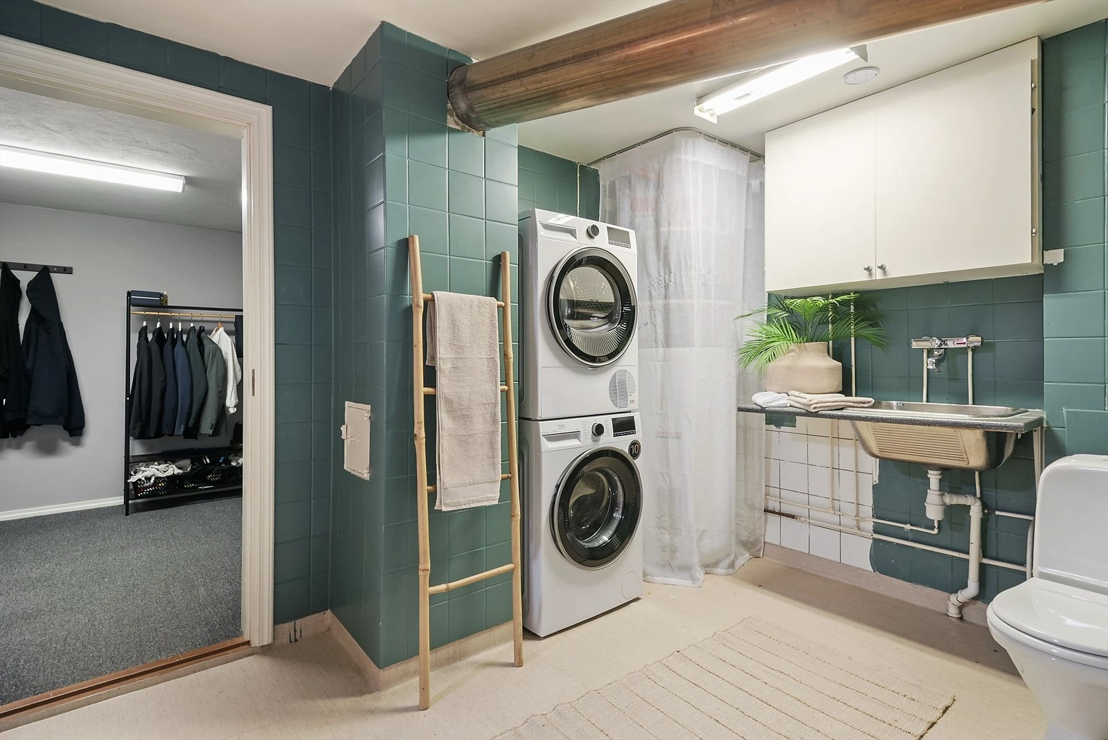 Rom som i dag benyttes som vaskerom med wc, utslagsvask, opplegg for vaskemaskin og tørketrommel. Galleribilde