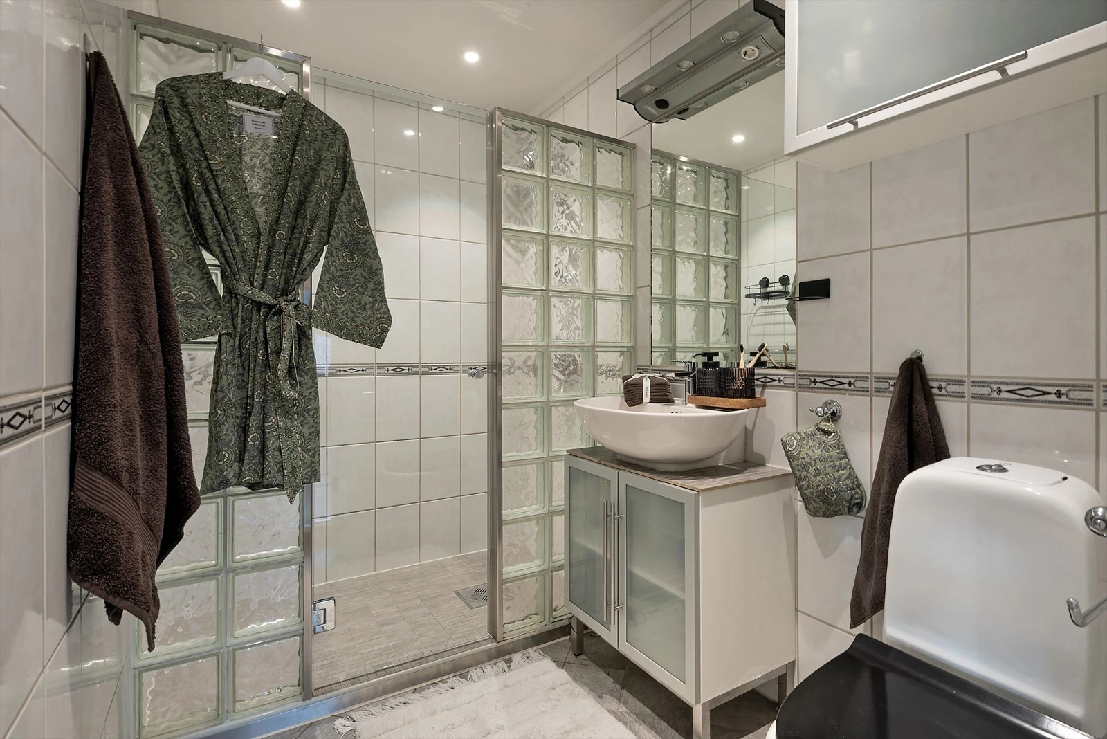 Bad med stor dusjnisje, servant med skap og wc. Galleribilde