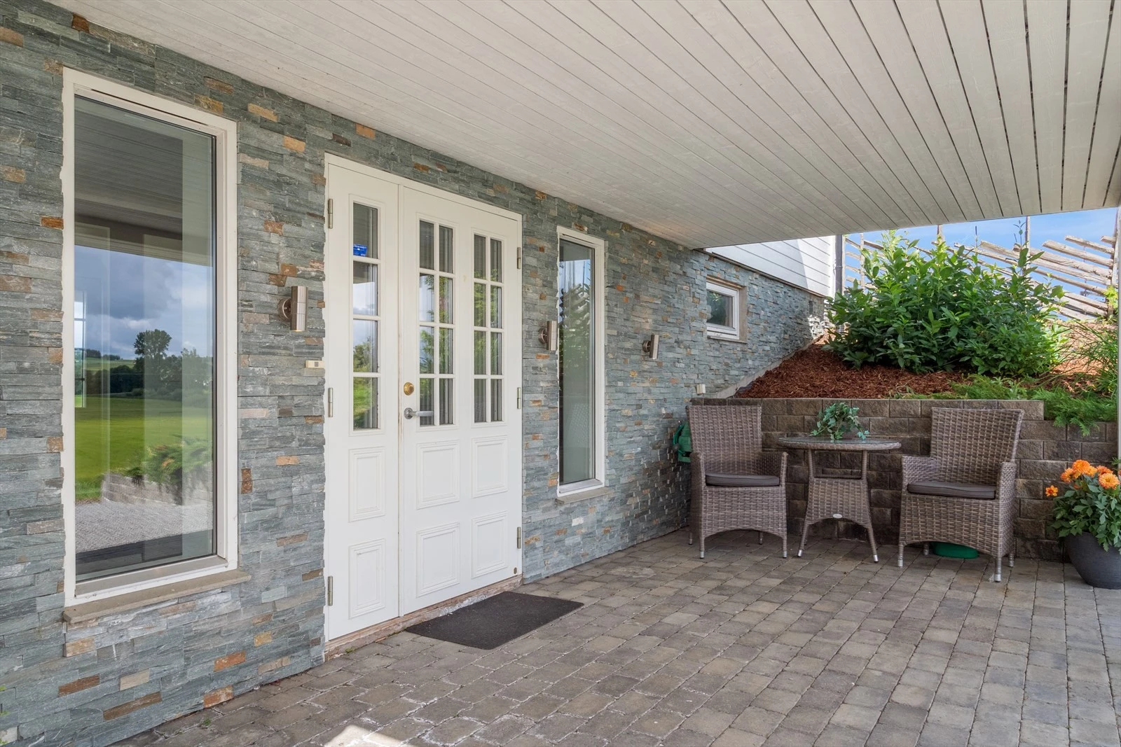 Innbydende brosteinsbelagt inngangsparti. Galleribilde