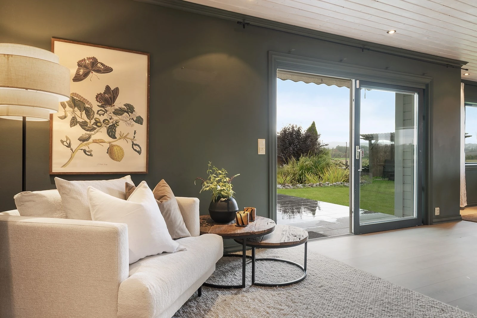 Fra stuen er det skyvedører ut til terrassen og hagen. Galleribilde