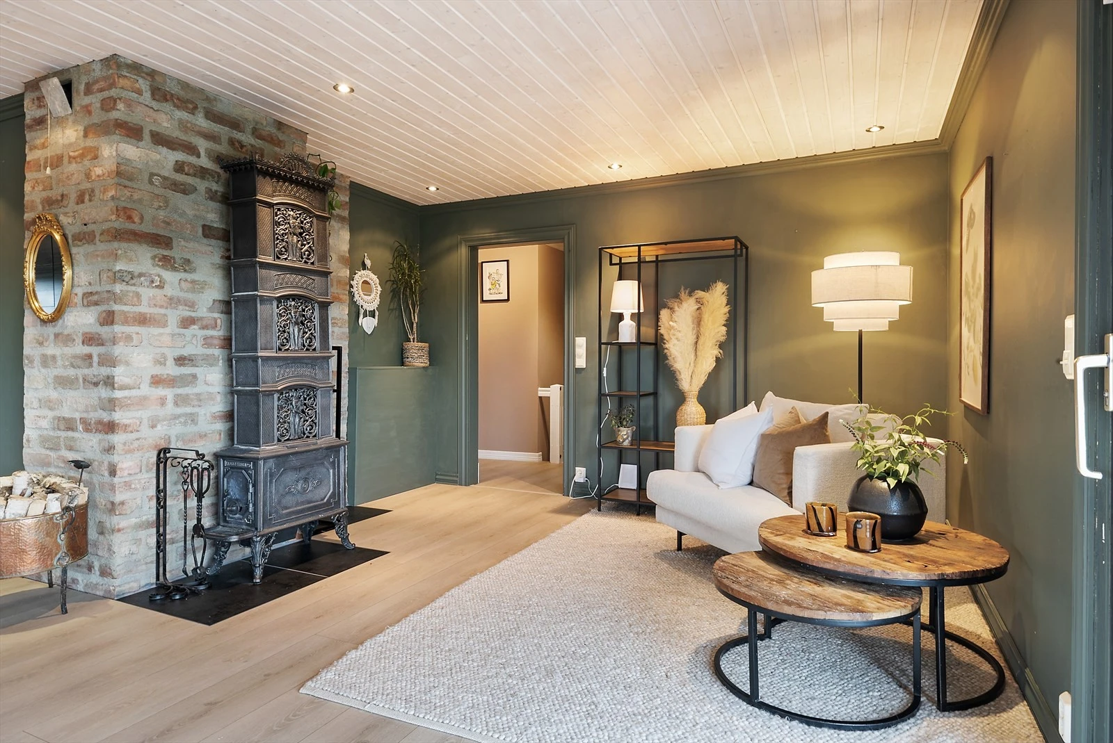 Etasjen har både peis, varmepumpe og varmekabler på bad og kjøkken. Galleribilde