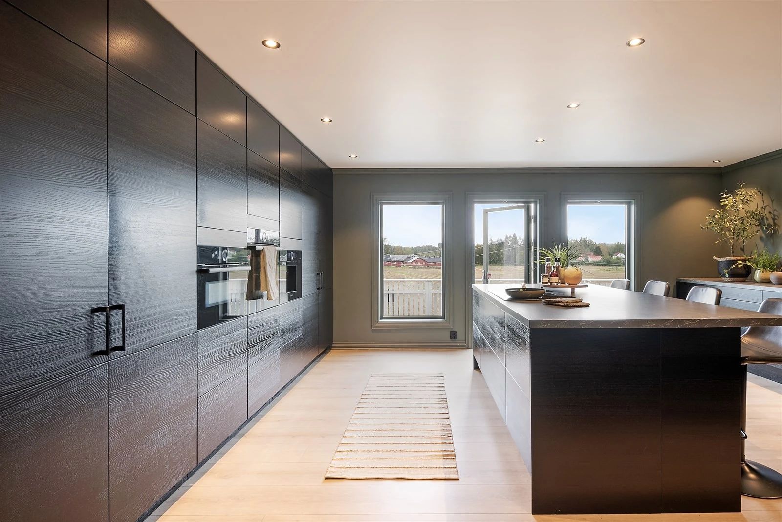 Det er integrerte hvitevarer som komfyr, kombi komfyr/micro, koketopp, kaffemaskin, oppvaskmaskin, kjøleskap og fryseskap. Galleribilde