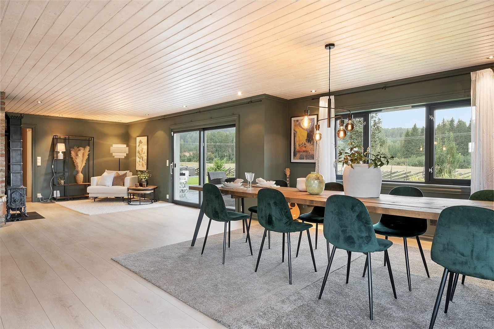 Det er store vindusflater fra alle himmelretninger som gjør rommet svært lyst og innbydende. Galleribilde