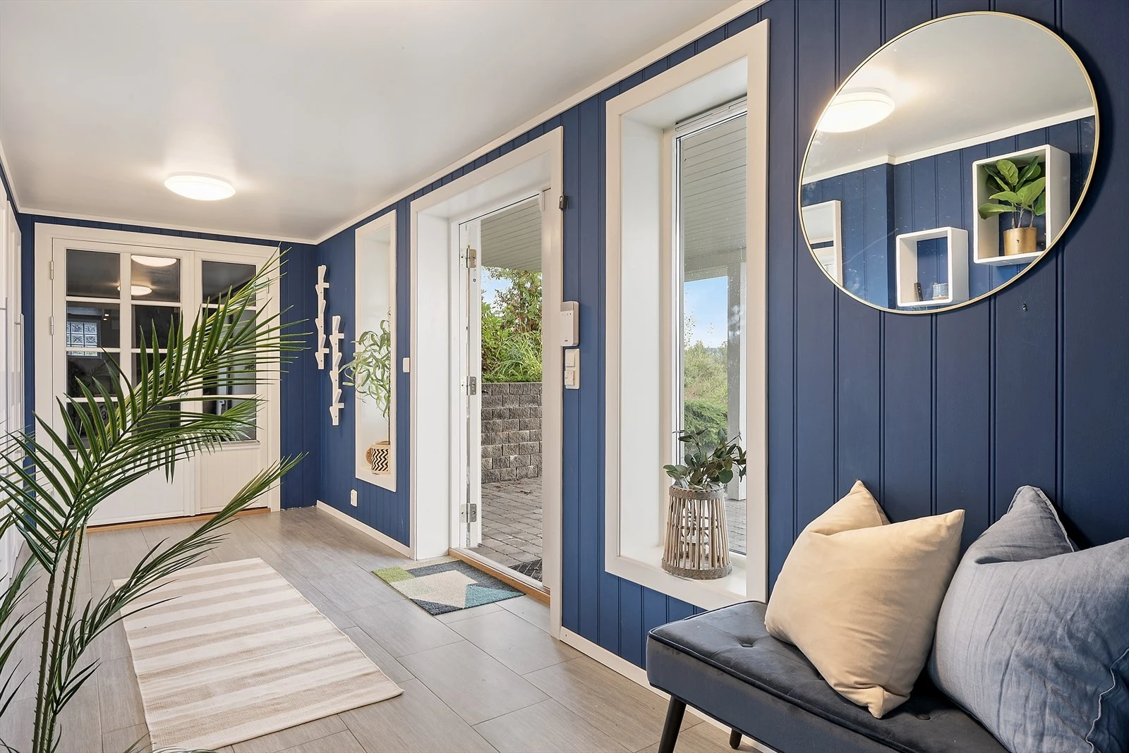 Svært innbydende entré med godt med skapplass. Galleribilde