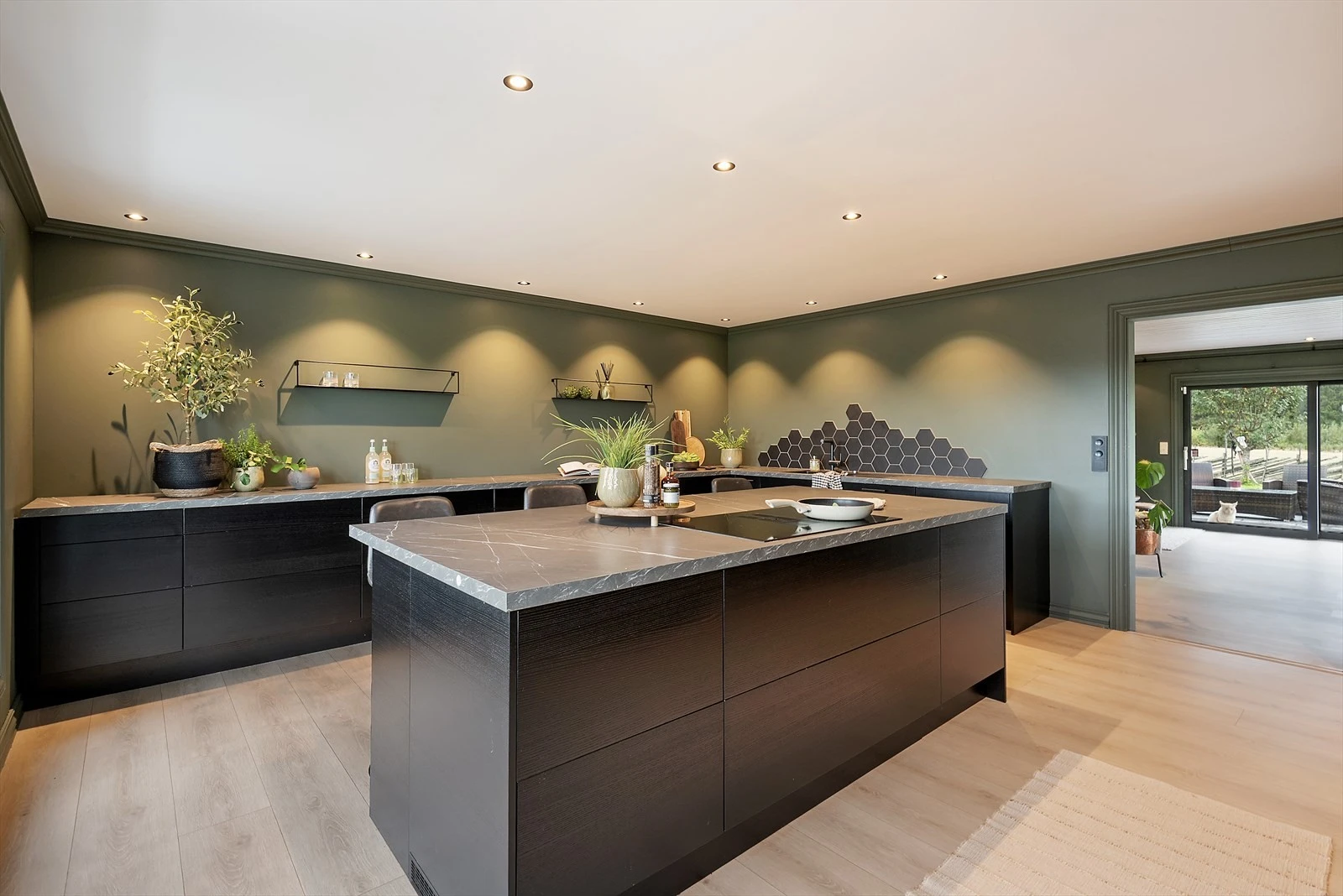 Praktisk kjøkkenøy med sitteplasser og godt med skapplass. Galleribilde