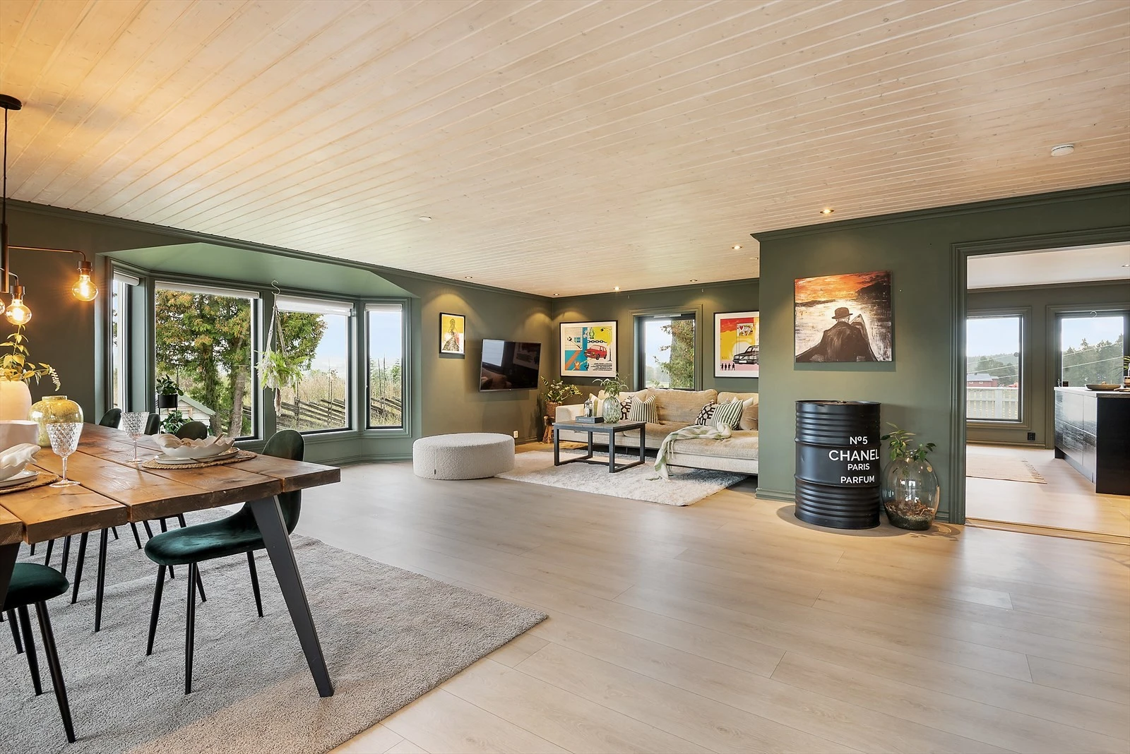 Innvendig fremstår boligen svært innbydende og delikat med lekre farge- og materialvalg. Galleribilde