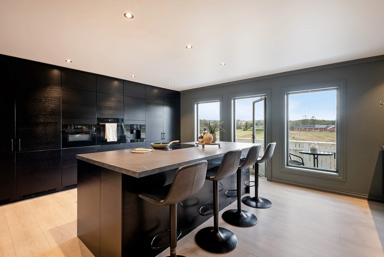 Fra kjøkkenet er det utgang til en flott balkong med nydelig utsikt. Galleribilde