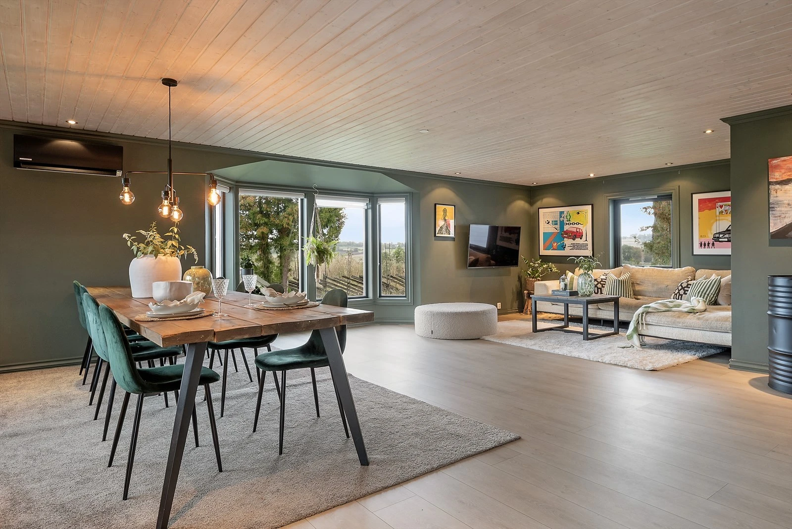 Stuen er av svært god størrelse med mange soner for store og små. Galleribilde