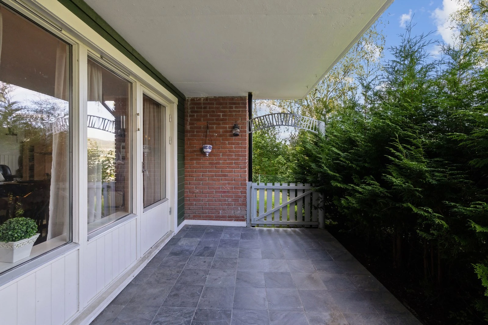 Hyggelig terrasse på 12 kvm. som ligger skjermet