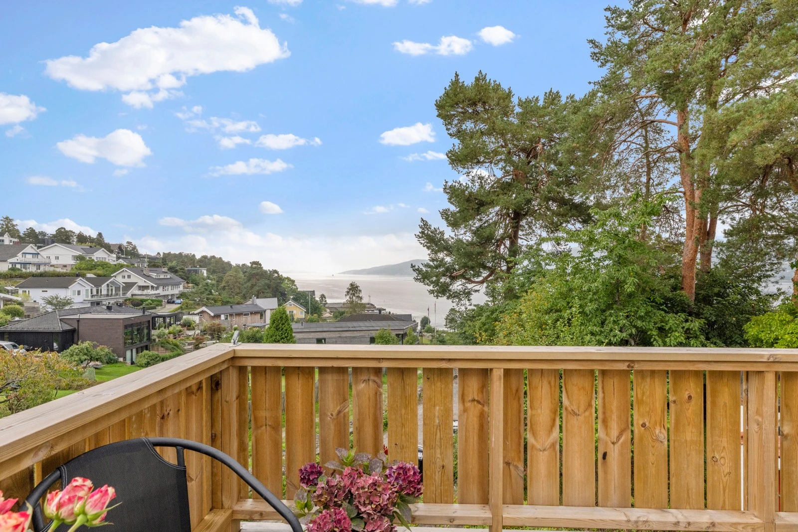 Terrasse med flott utsikt mot sydvest! Galleribilde