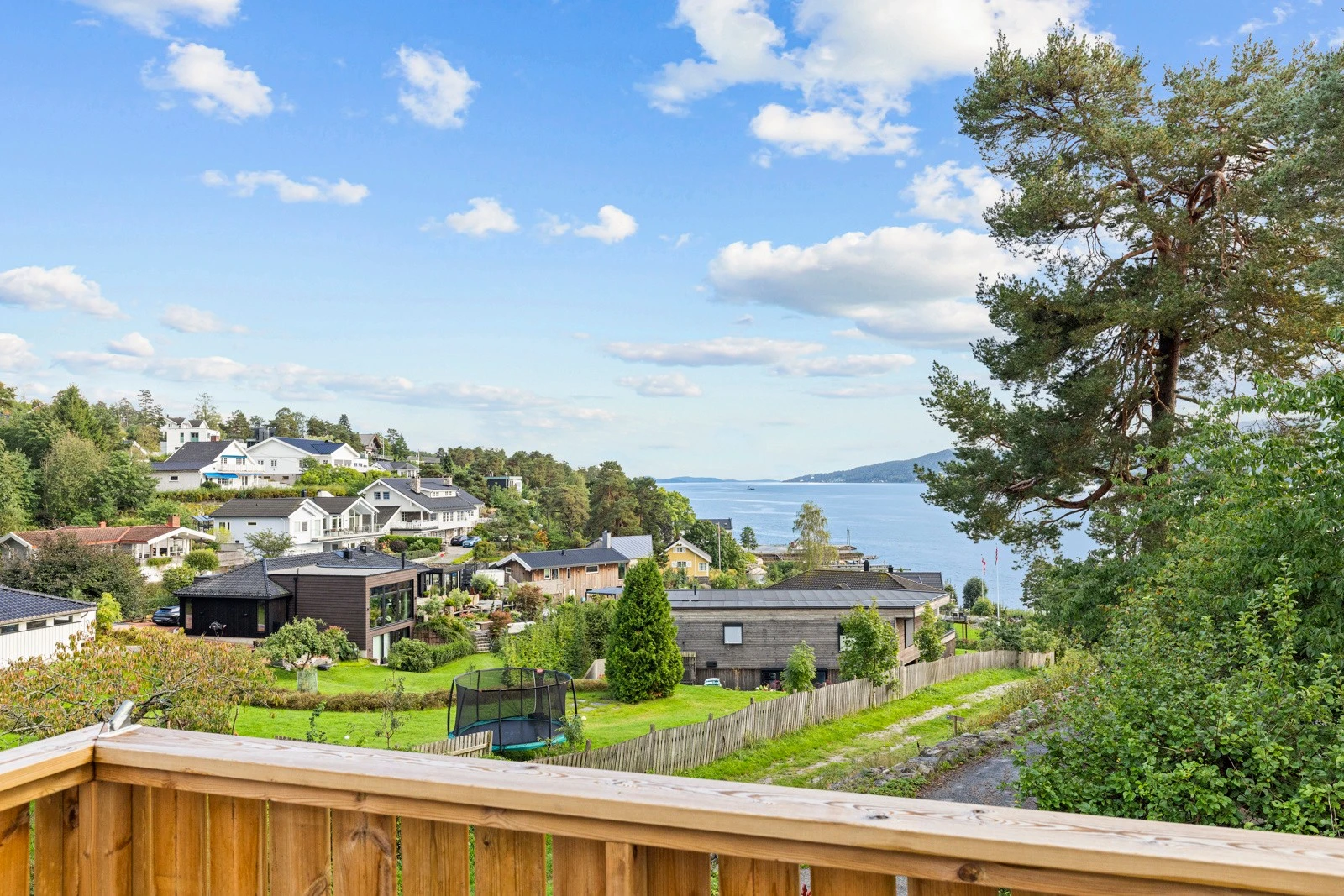 Dette er en fritidsbolig over to plan med en av Drøbaks beste beliggenheter. Galleribilde