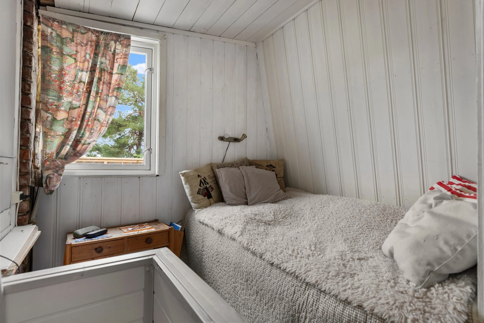 Videre fra kjøkkenet er det et område med plass til seng. Galleribilde