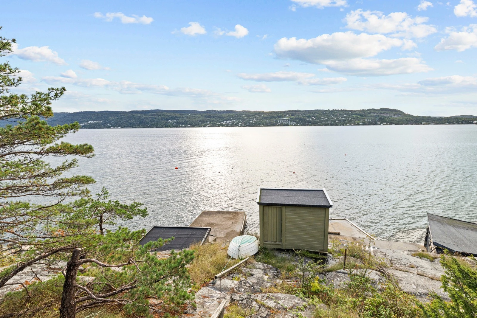 Naust til naboen, selger sier det er muligheter for å søke om å sette opp et lite naust på parsellen til denne hytta. Galleribilde