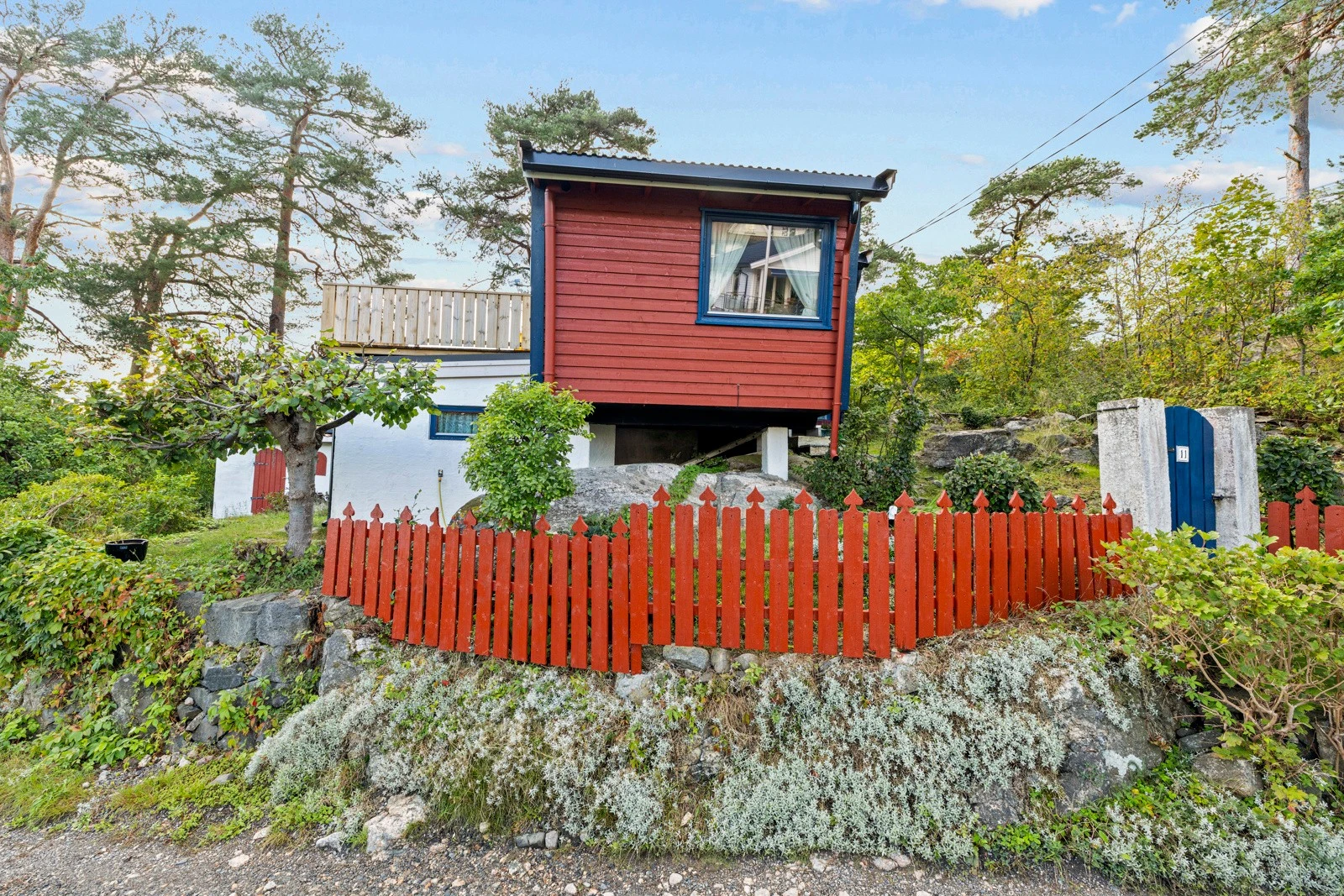 2024/2025 er det gjort flere oppgraderinger som gir boligen et godt utgangspunkt for videre bruk, herunder nytt tak, reparert utvendig pipe, ny veranda og panel på bakvegg. Galleribilde