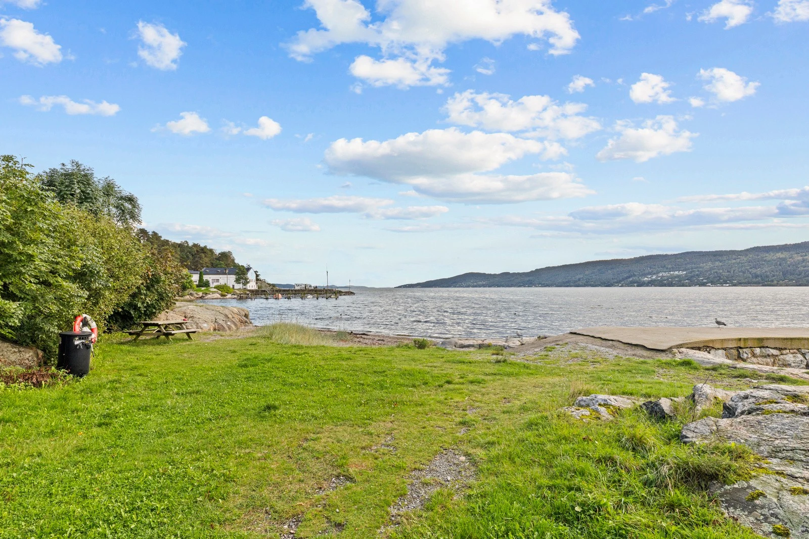 Badestranden som ligger 250m nedenfor hytta. Galleribilde