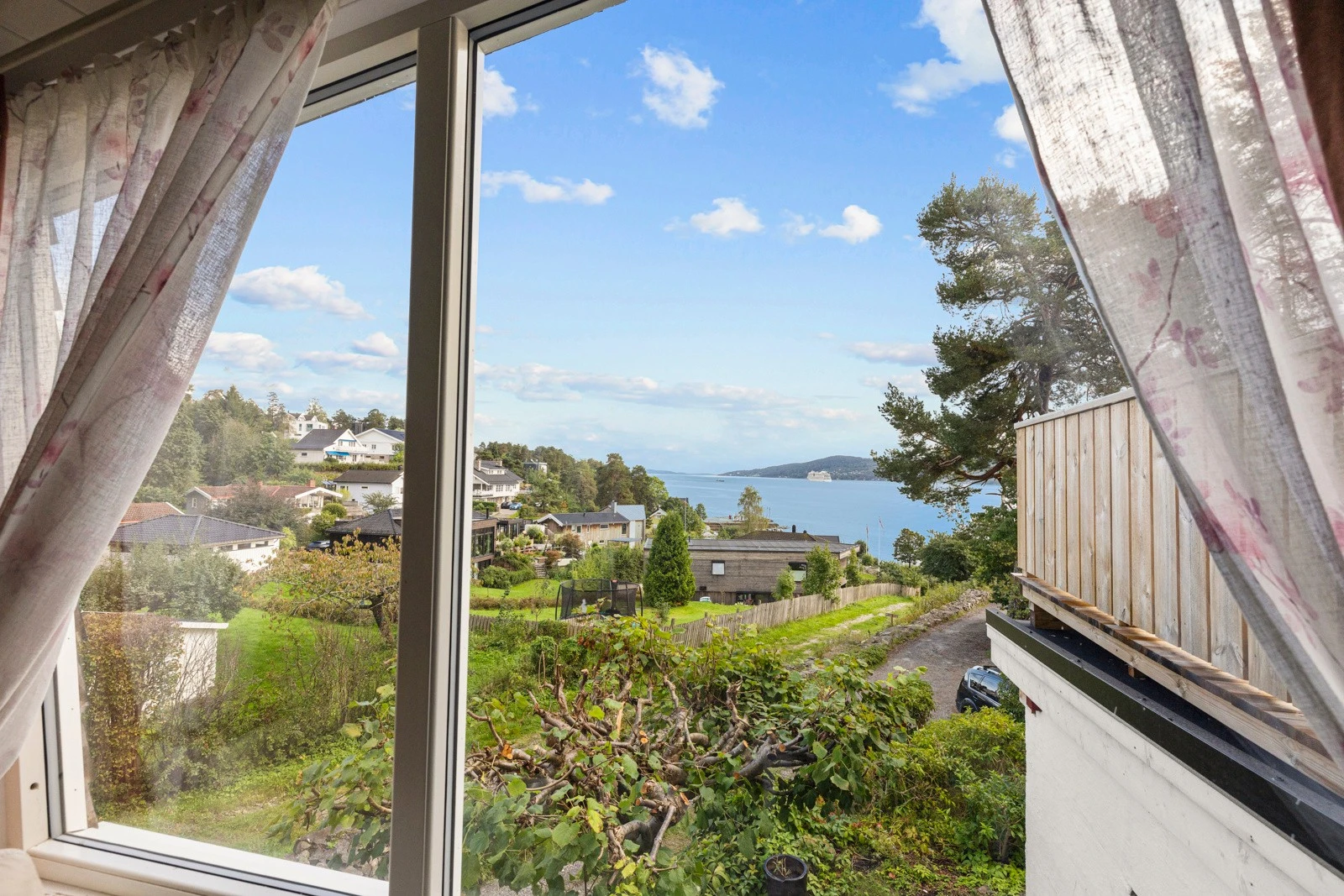 Fra stuen er det flott utsikt over fjorden. Galleribilde