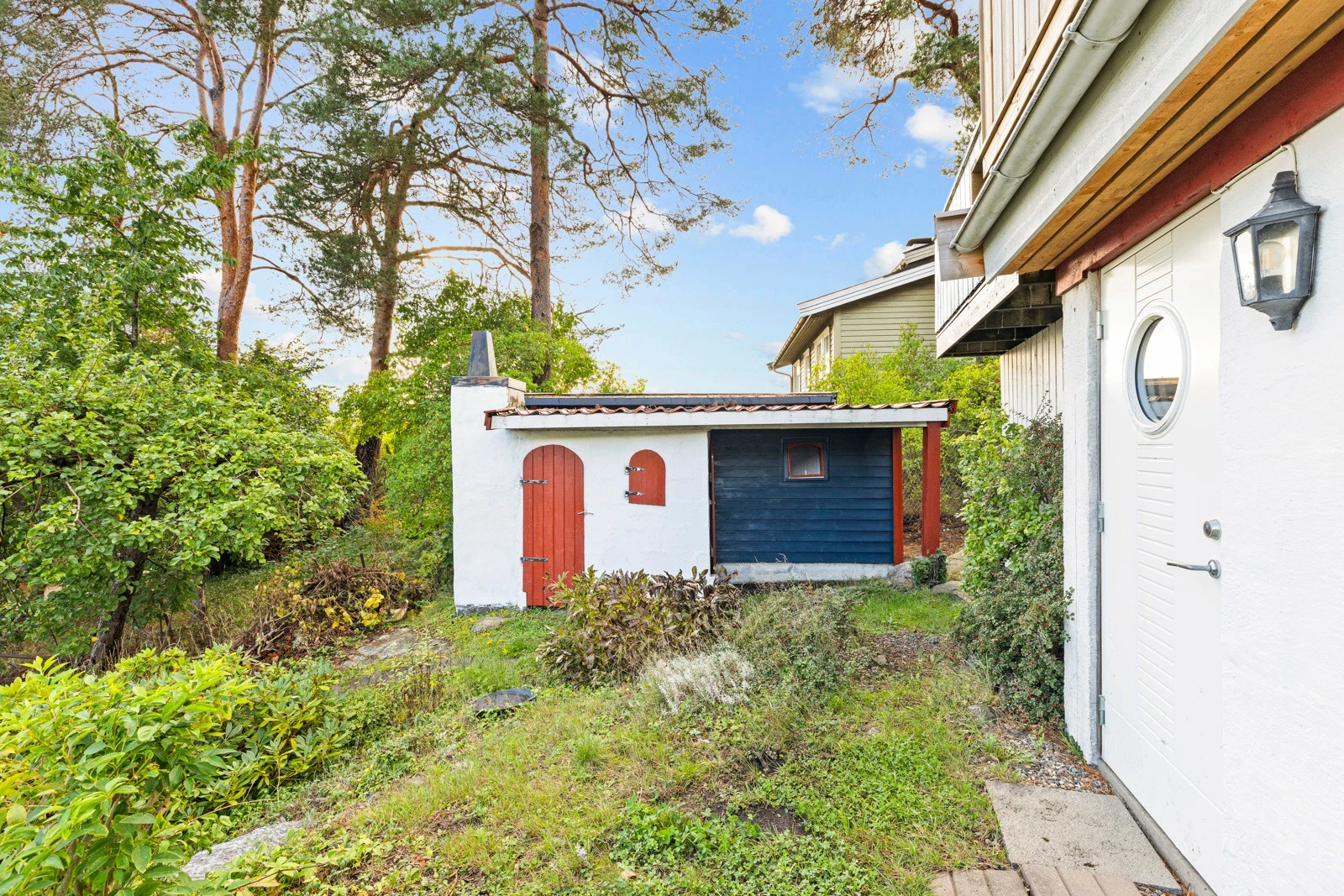 Ved siden av hytta er det et tilhørende uthus. Galleribilde