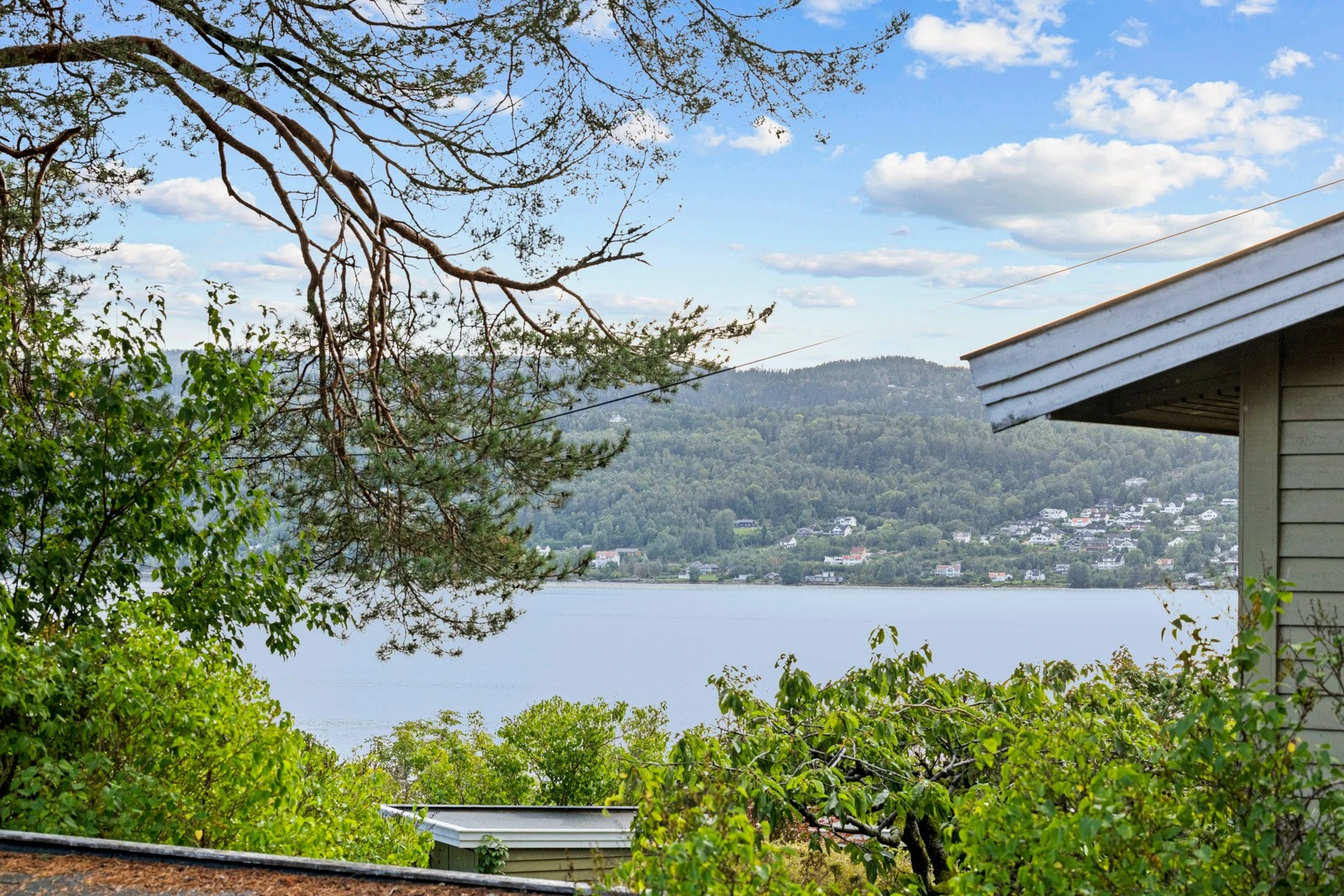 Her får du panoramautsikt over fjorden, strandrett og båtfeste rett nedenfor eiendommen, samt biloppstillingsplass på tomten. Galleribilde