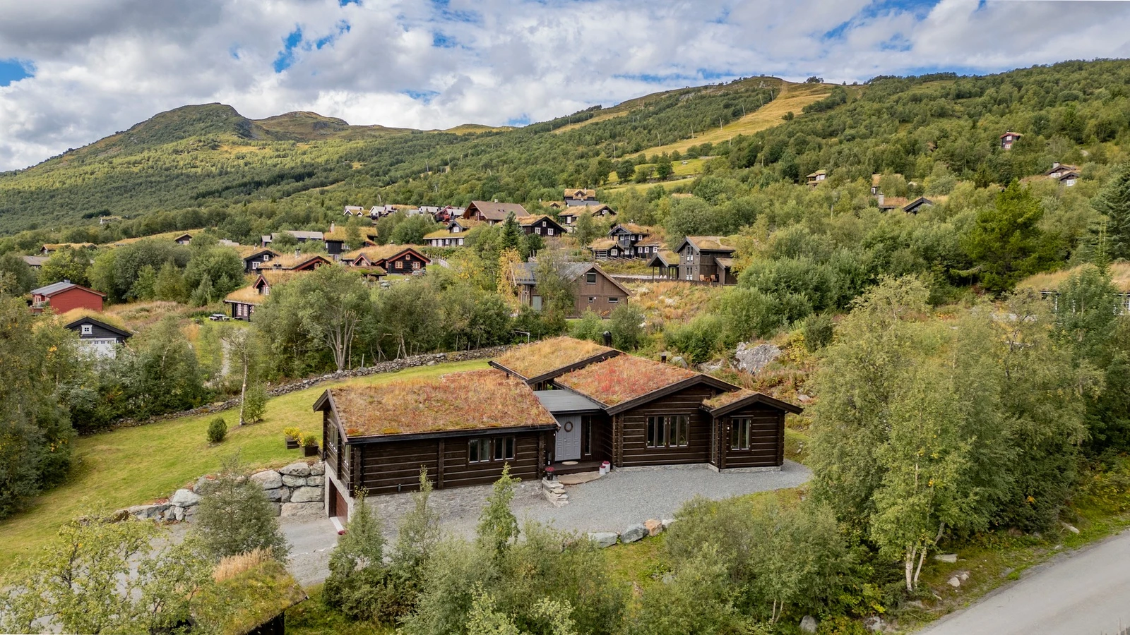 Hytta ligger i et naturskjønt område like ved Stølen skisenter i Oppdal. Stølen skisenter har direkte tilknytning til Ådalen, Sletvold, Hovden og Vangslia, og til sammen utgjør disse et av Norges største alpinanlegg. I umiddelbar nærhet finnes også et sto Galleribilde