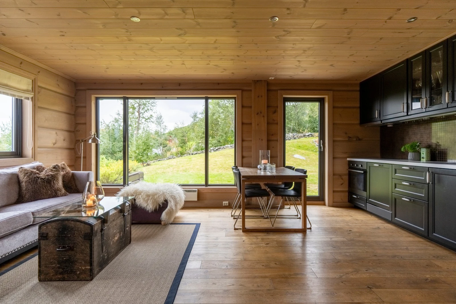 Den gode planløsningen gir rom for sofagruppe, TV-bord, spisebord og mer. Galleribilde