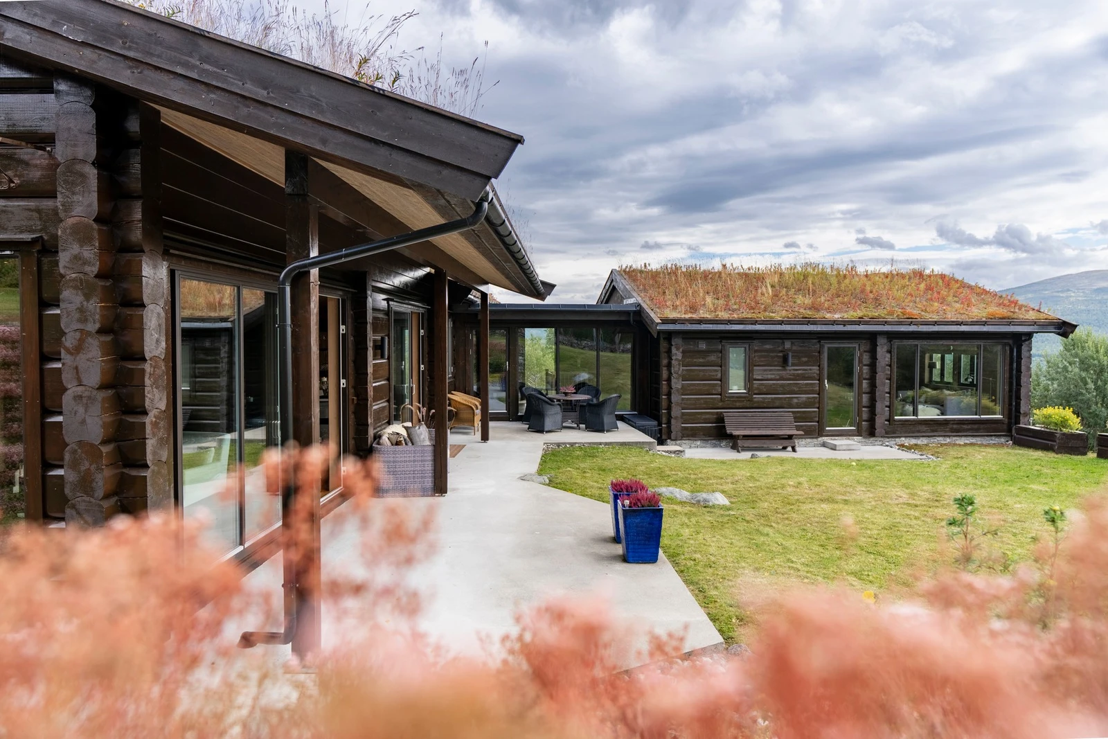 Hytta har et stort og flott uteareal med flere uteområder. Galleribilde