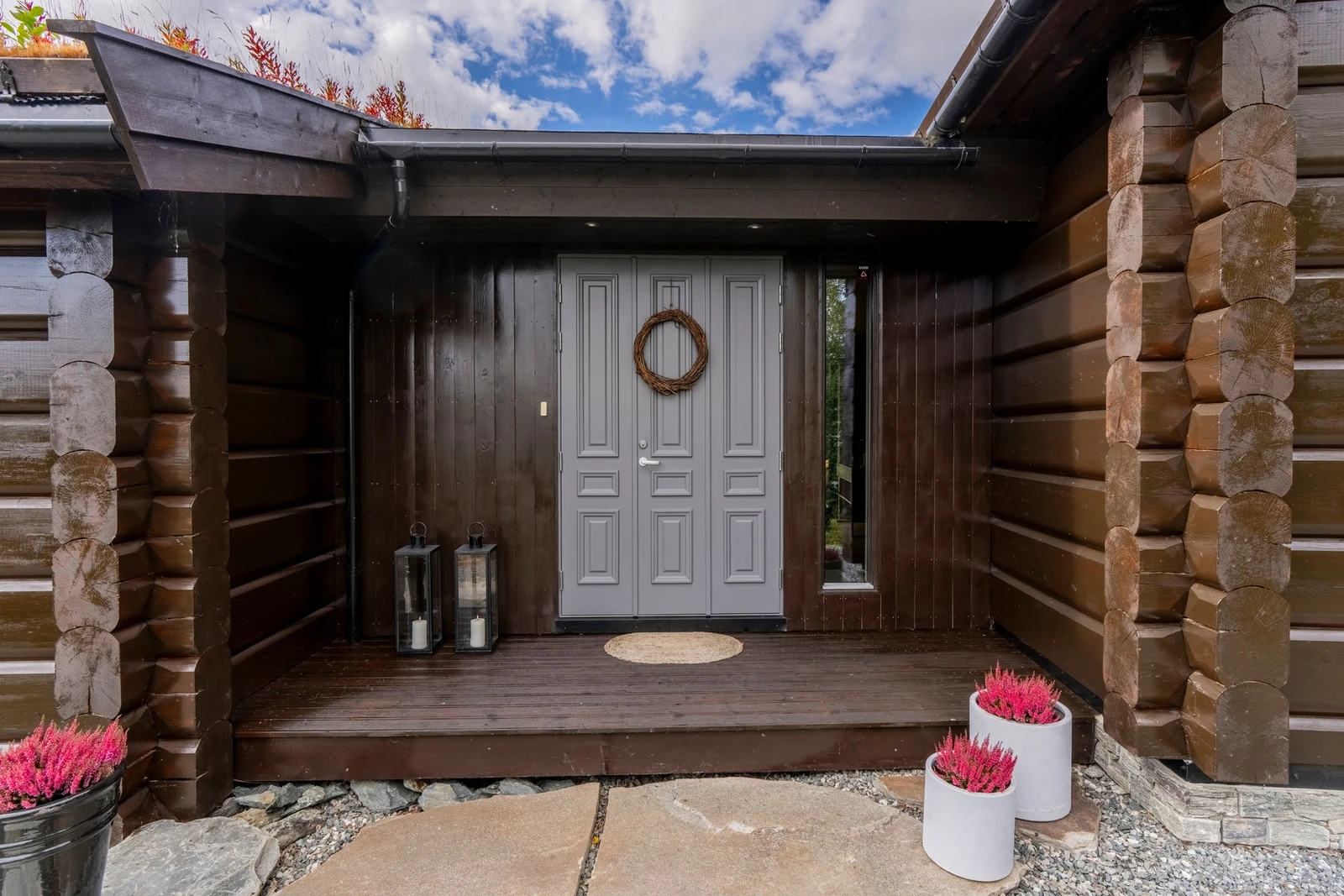 Hyggelig inngangsparti til hytta. Galleribilde