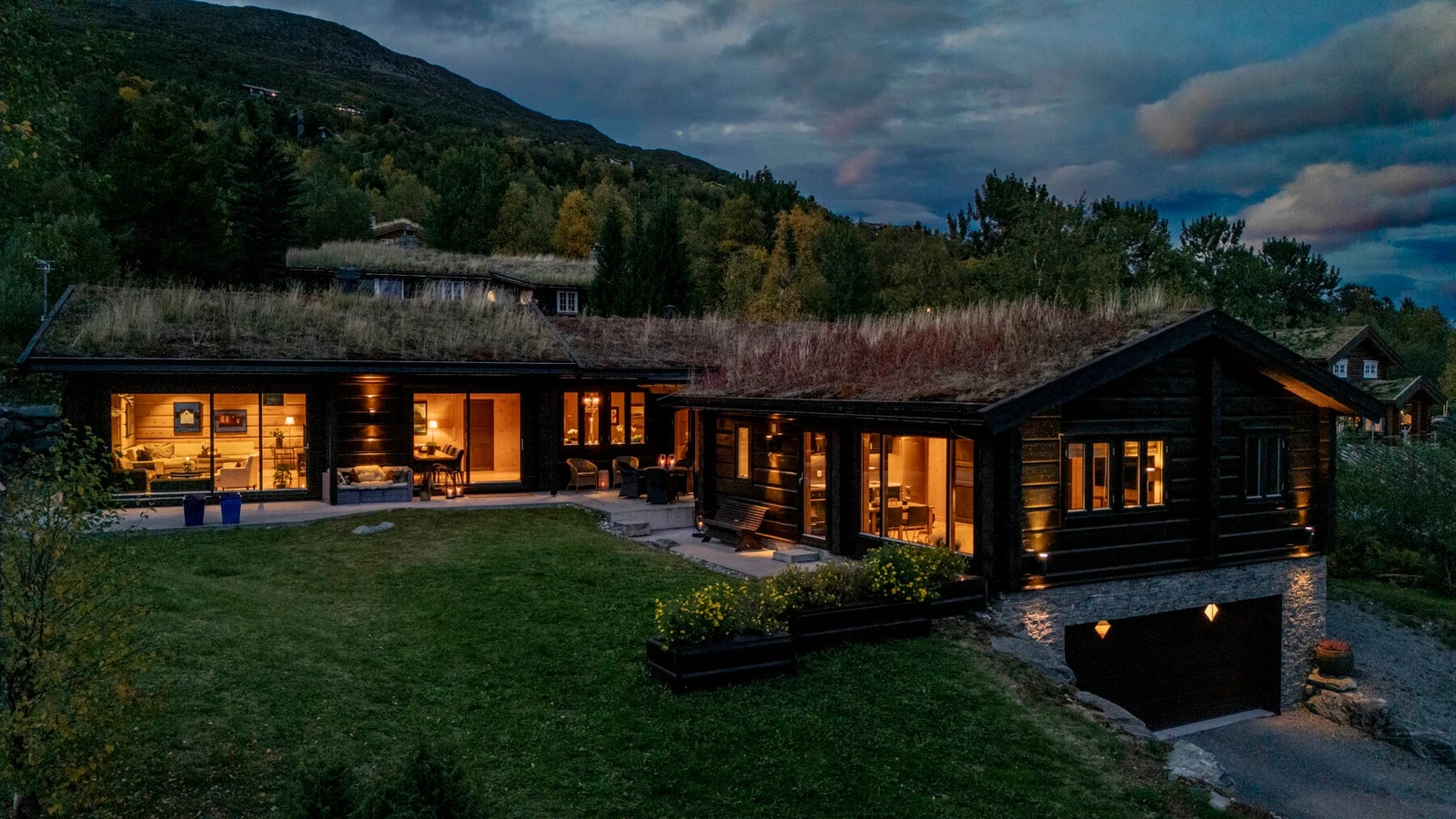 Per Hårstad v/EiendomsMegler 1 har gleden av å presentere denne herskapelige fritidsboligen i Stølen Oppdal. Galleribilde