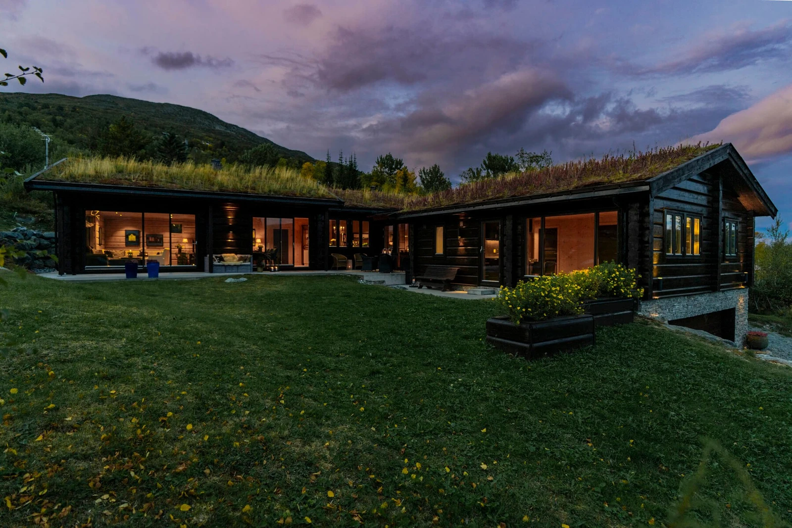 Hytten har flere uteplasser som kan nytes om både vinter og sommer. Galleribilde