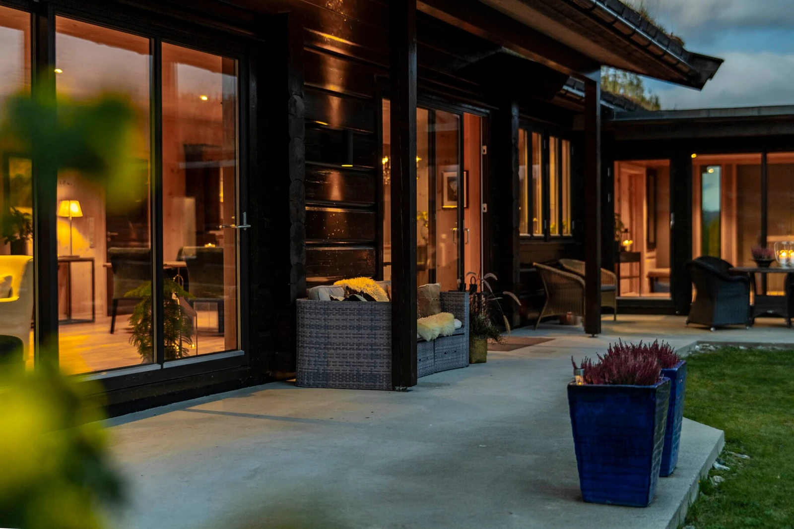 Hytten har flere uteplasser som kan nytes om både vinter og sommer. Galleribilde