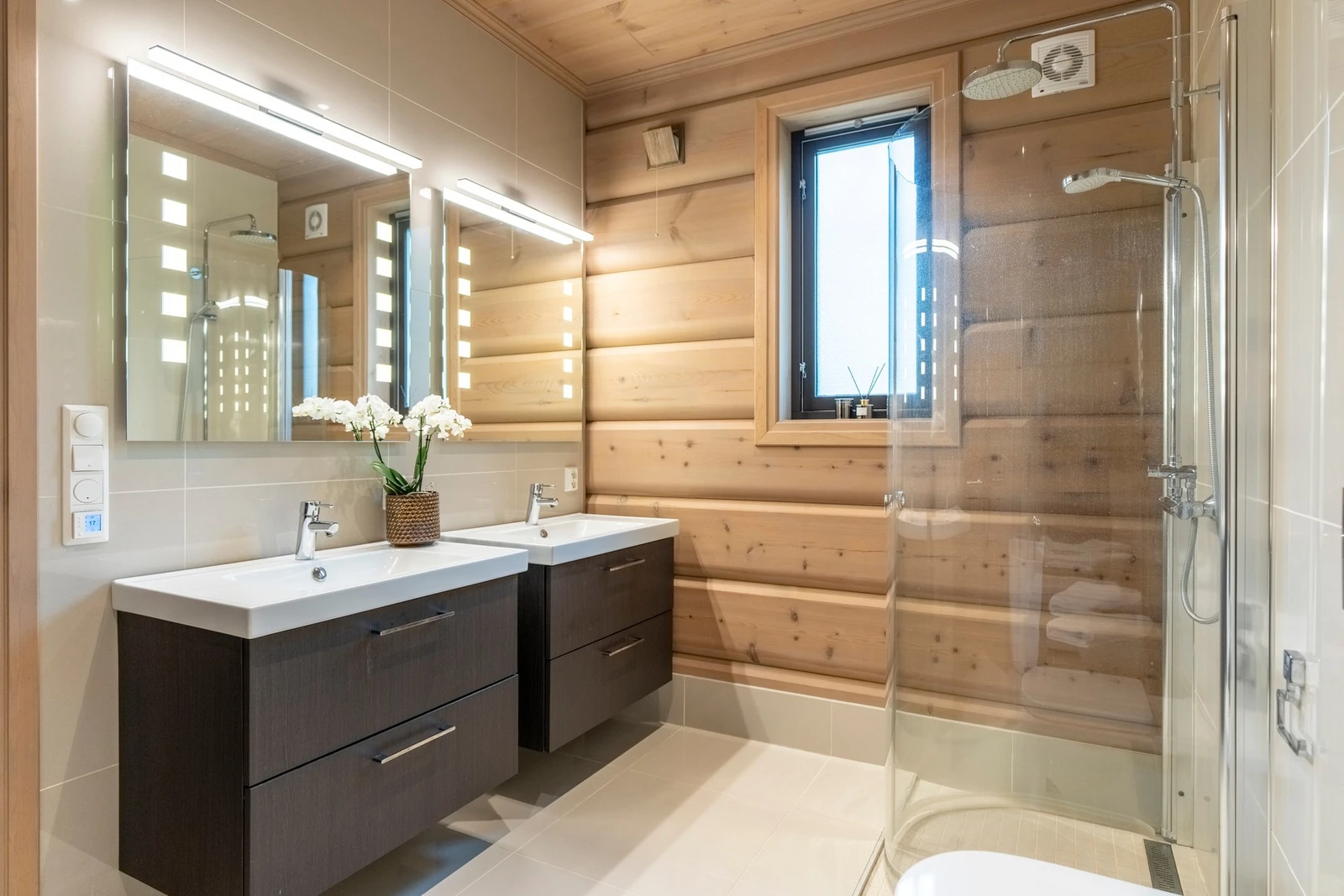 Lekkert bad på 8,4 kvadratmeter og har elektriske varmekabler i gulvet. Galleribilde