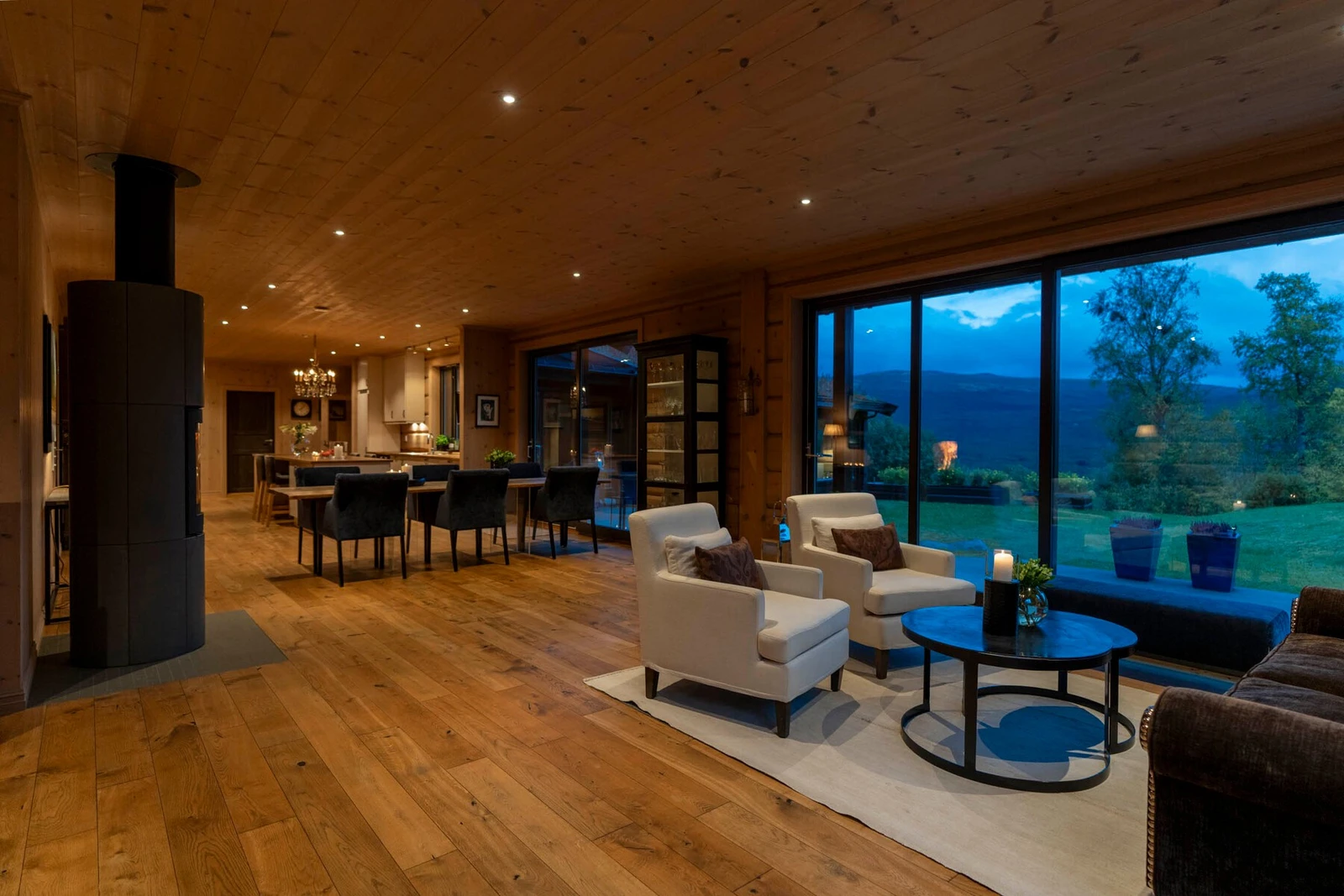 Den gode planløsningen gir deg flere forskjellige soner i rommet som TV-stue, spisestue osv. Galleribilde