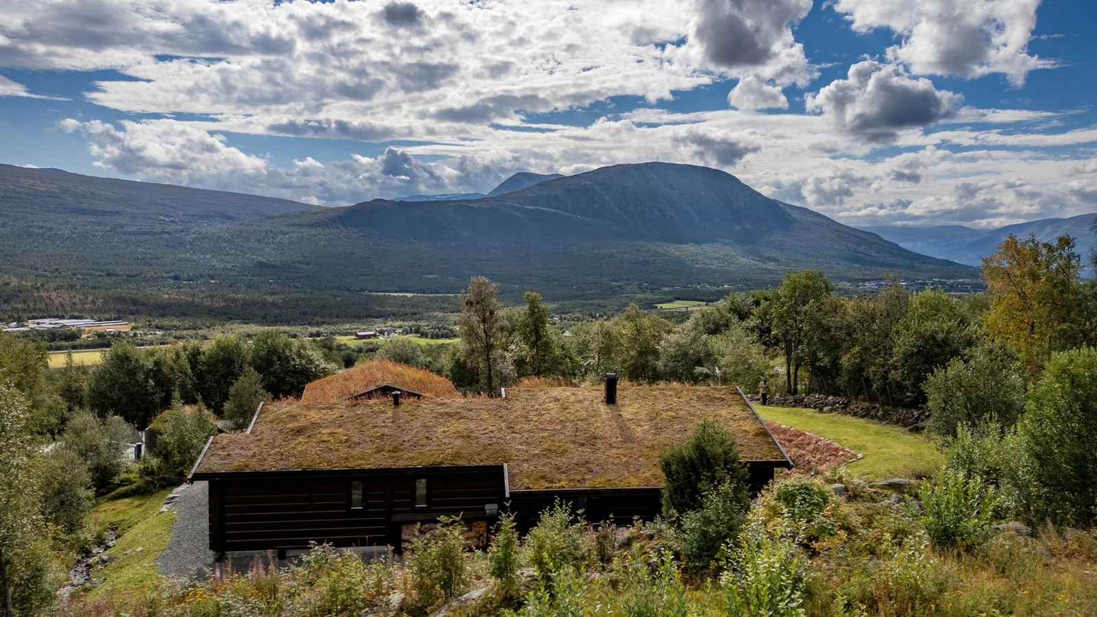 Det er en kort kjøretur på ca. 7 min inn til Oppdal sentrum hvor du finner en rekke servicefasiliteter. Galleribilde