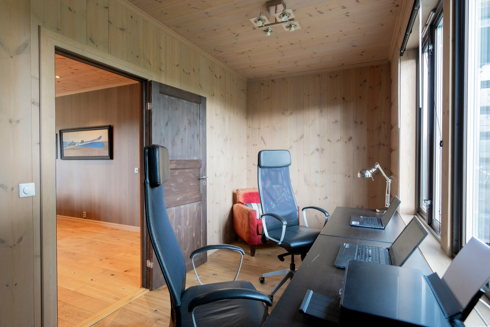 Rommet blir benyttet som et kontor men kan fint tilbakeføres til 2 soverom ved å sette inn lettvegg. Slik det var opprinnelig. Galleribilde