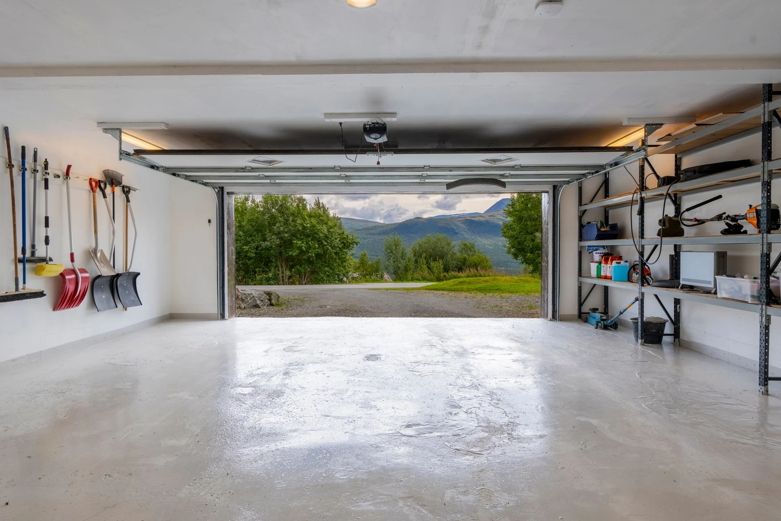 Romslig dobbelgarasje med god plass til både parkering og oppbevaring av diverse artikler. Galleribilde