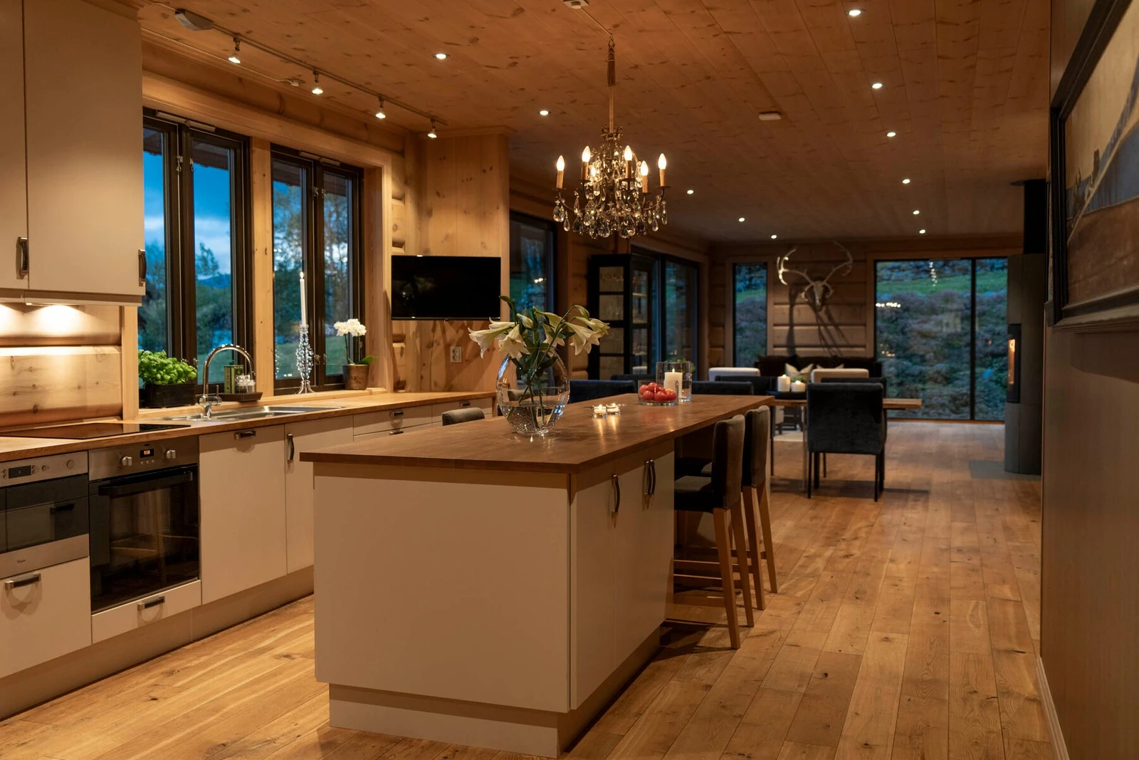 Det er downlights belysning i store deler av boligen. Galleribilde