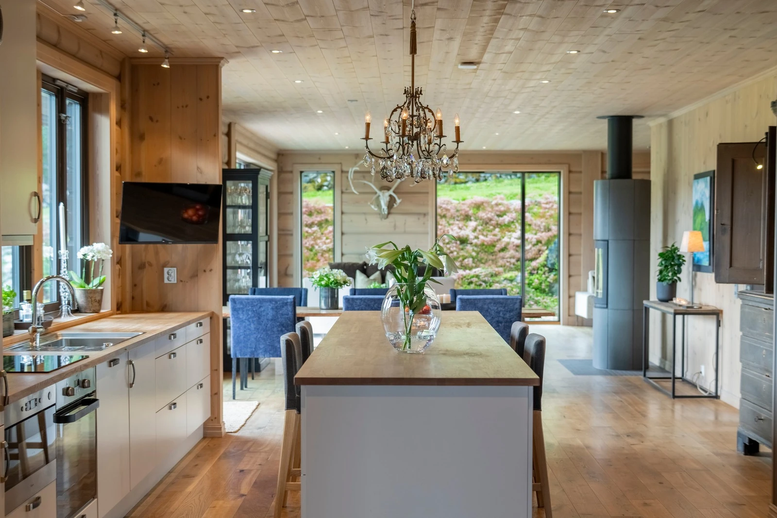 Kjøkkeninnredningen er fra Bårds Snekkeri. Galleribilde