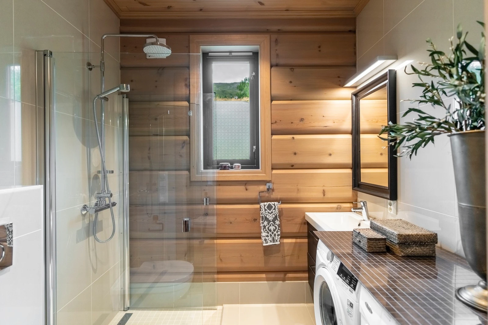 Bad nr.2/vaskerom finner du ved det andre soverommet i hoveddelen. Her er det opplegg til vaskemaskin. Galleribilde