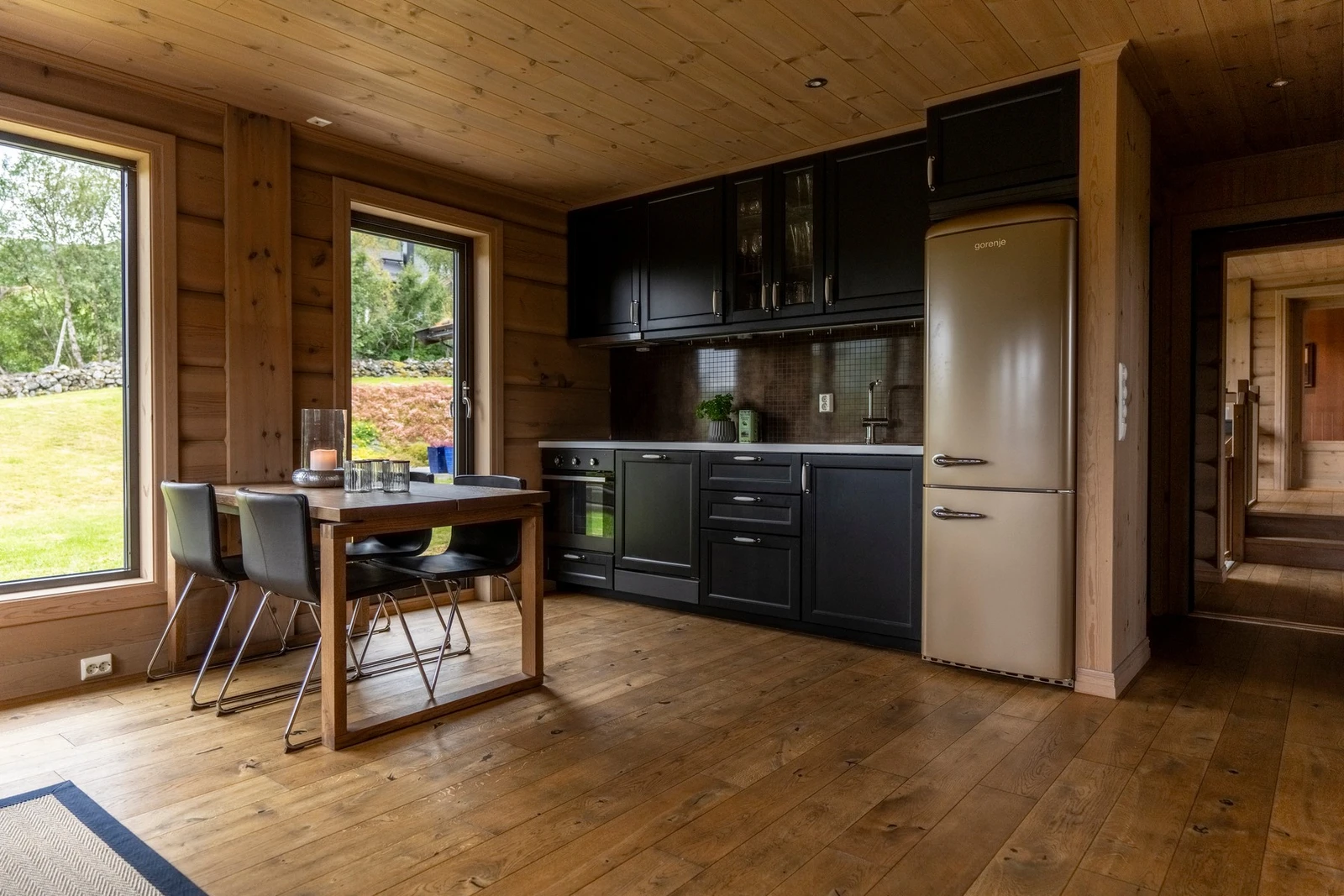 Flott kjøkkeninnredning med profilerte fronter fra IKEA. Galleribilde