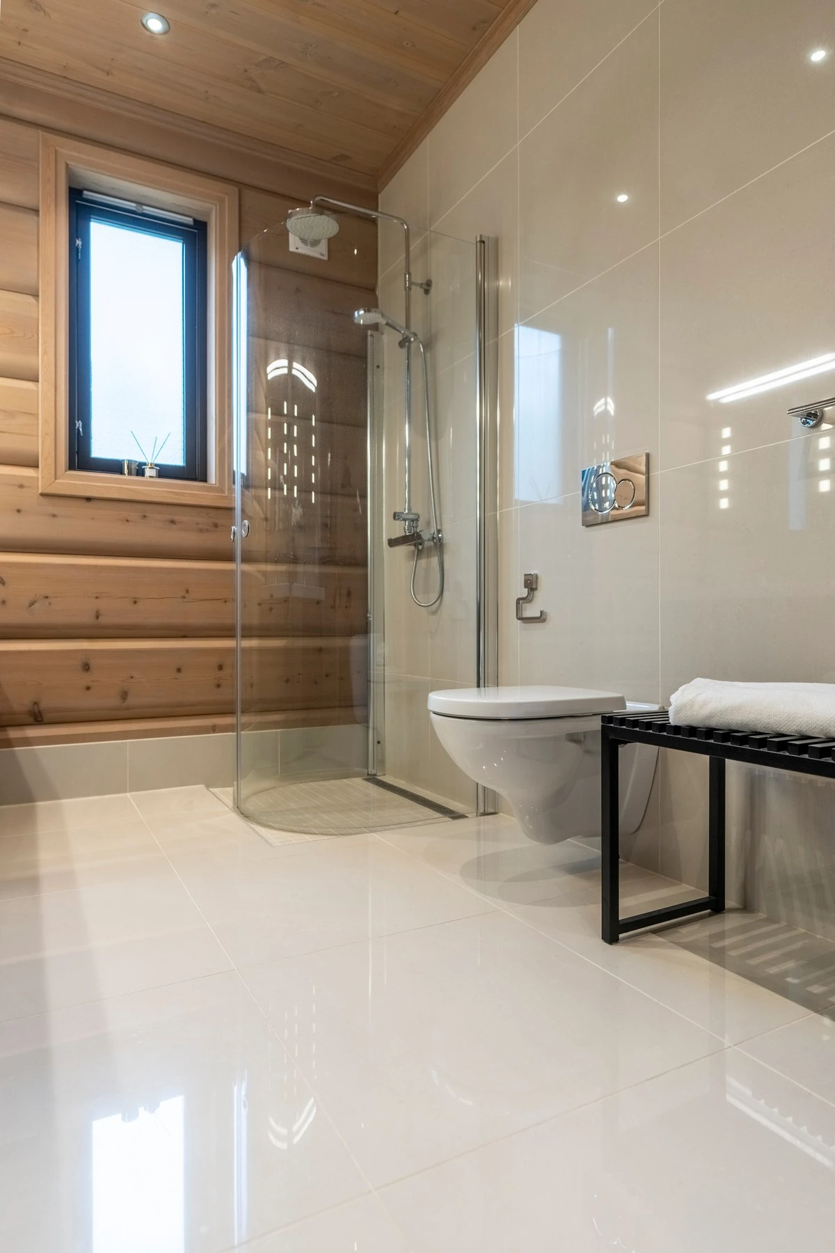 Store deler av rommet er flislagt. Galleribilde