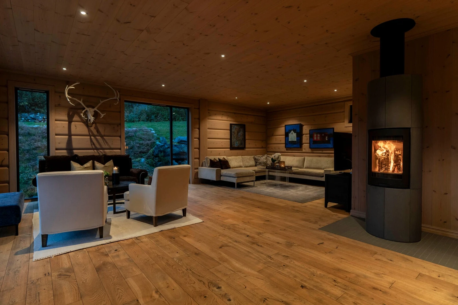 Hytta ble oppført i 2015 og har en gjennomgående høy standard i hele boligen. Galleribilde