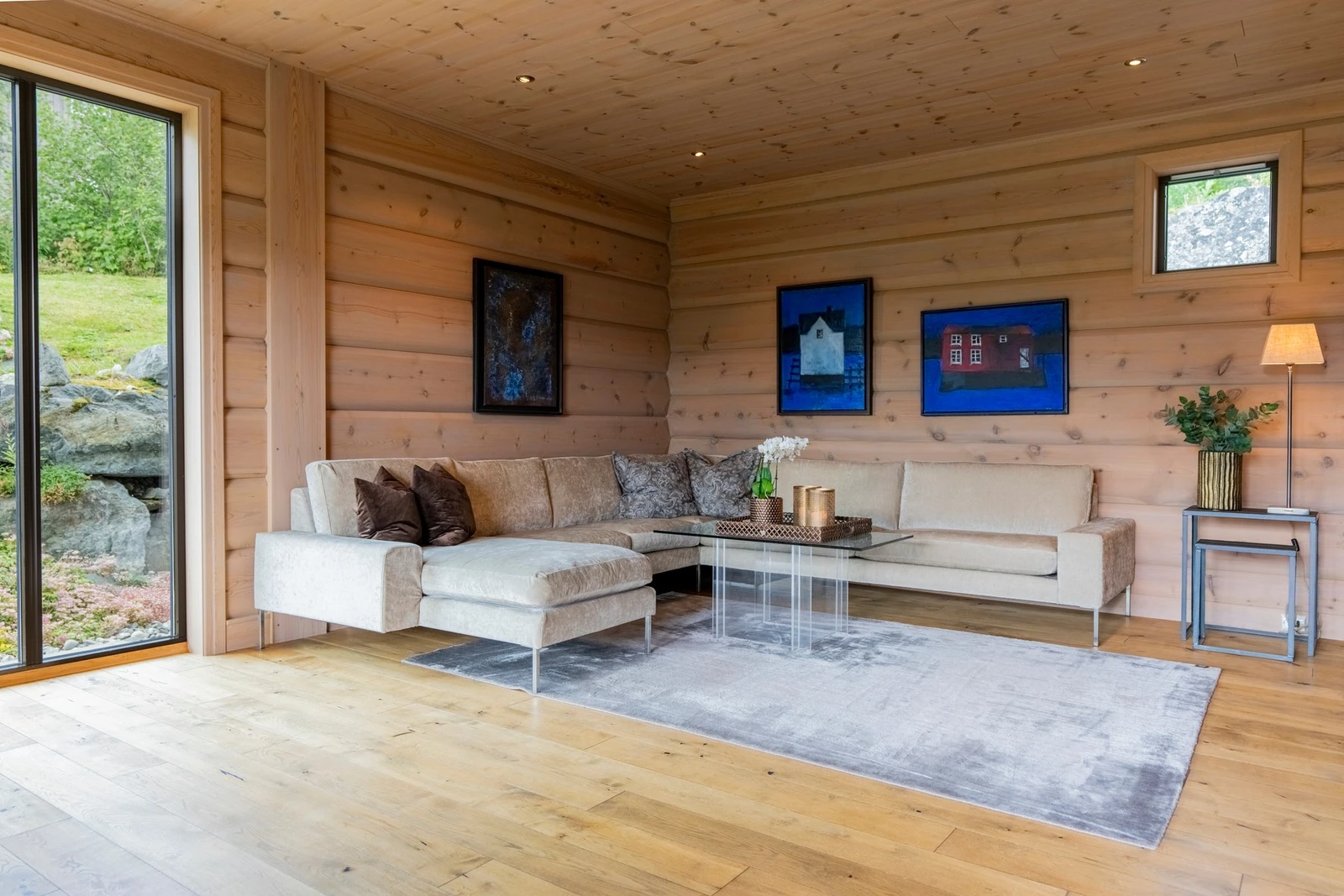 Åpen stue/kjøkkenløsning på hele 88,5 kvadratmeter. Galleribilde