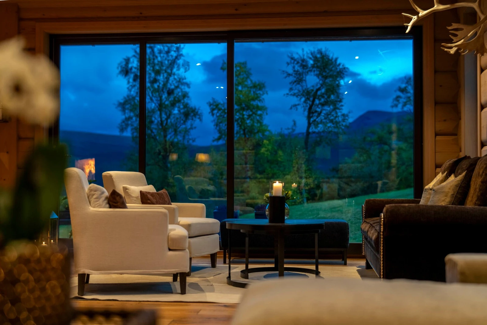 De store vindusflatene gir deg en fantastisk utsikt mot den majestetiske fjellheimen. Galleribilde