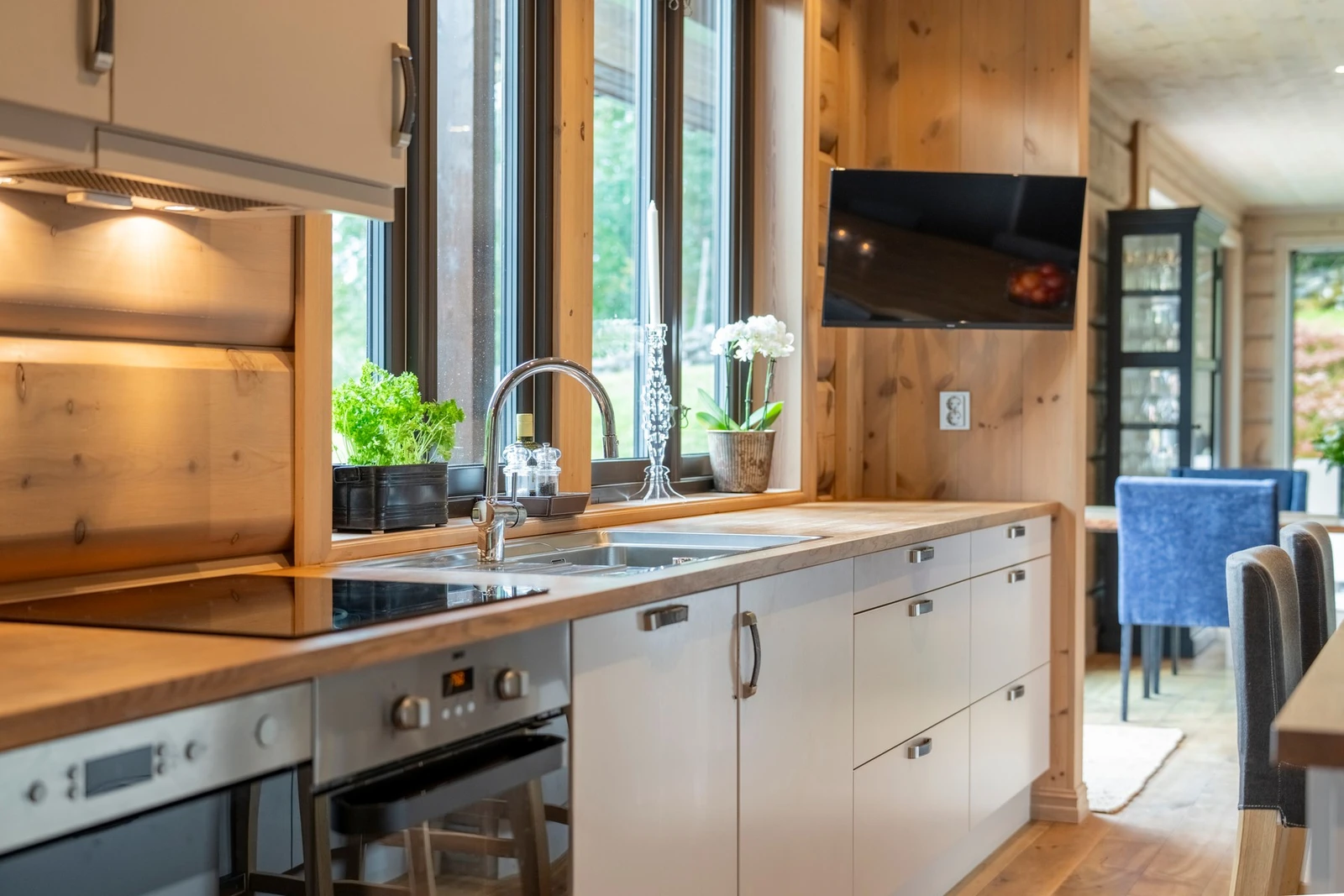 Her er det heltre benkeplater og integrerte hvitevarer som: kjøl- og fryseskap, platetopp, stekeovn, micro, oppvaskmaskin og kjøkkenvifte. Galleribilde