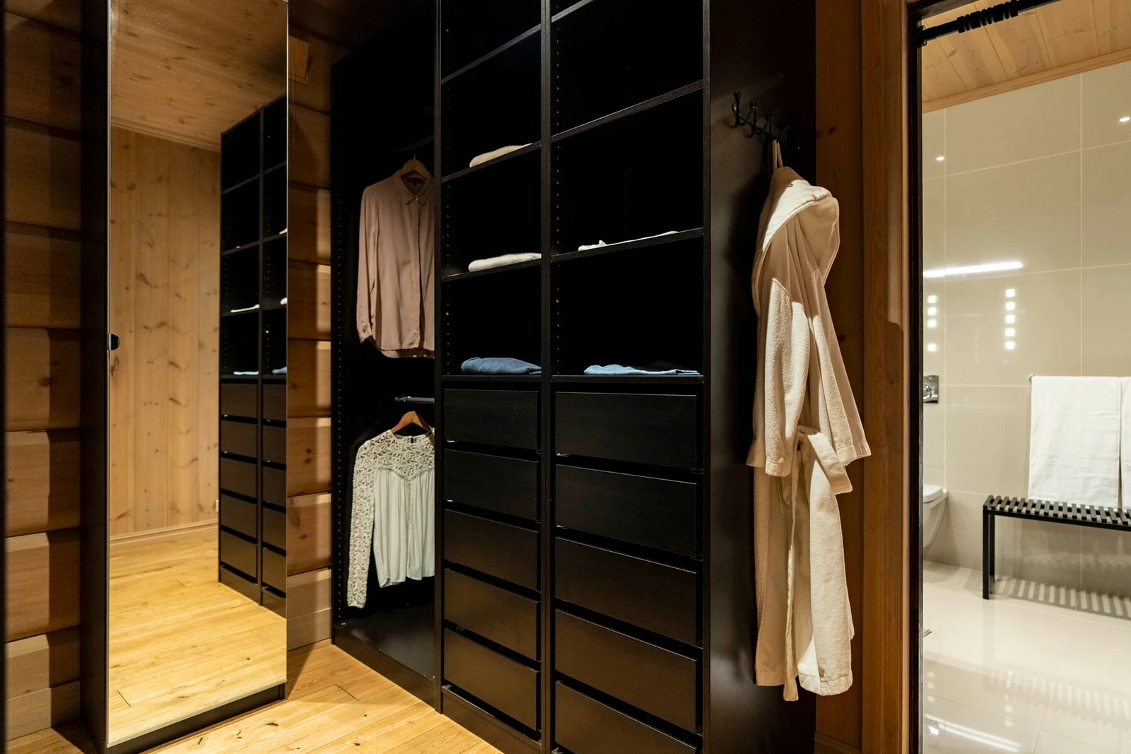 Det er også egen walk-in garderobe i rommet. Galleribilde