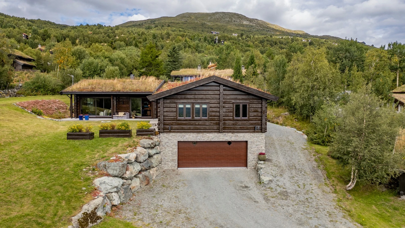 Det er også flere parkeringsmuligheter på tomten. Galleribilde